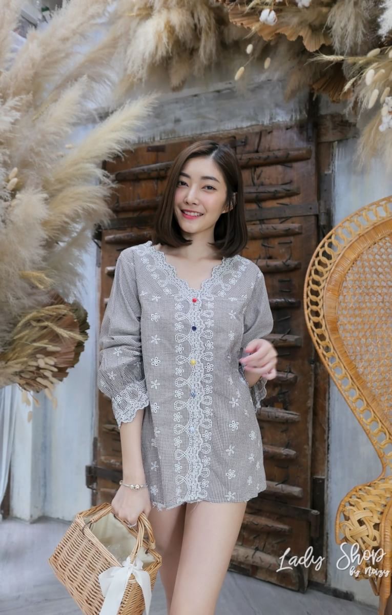 🎀Lady Shop originals®️🎀 💬new in today!!เสื้อญี่ปุ่นแท้งานนำเข้า ดีเทลงานปักทั้งตัวแบบสวย งานใช้กระดุมผ้าอย่างดี มีสม๊อคปลายแขน ทรงฟรีไซส์ ใส่ได้ตลอด สามารถใส่แมชได้ทั้งขาสั้นและขายาวจ้า สินค้านำเข้า💯จากโรงงานค่า