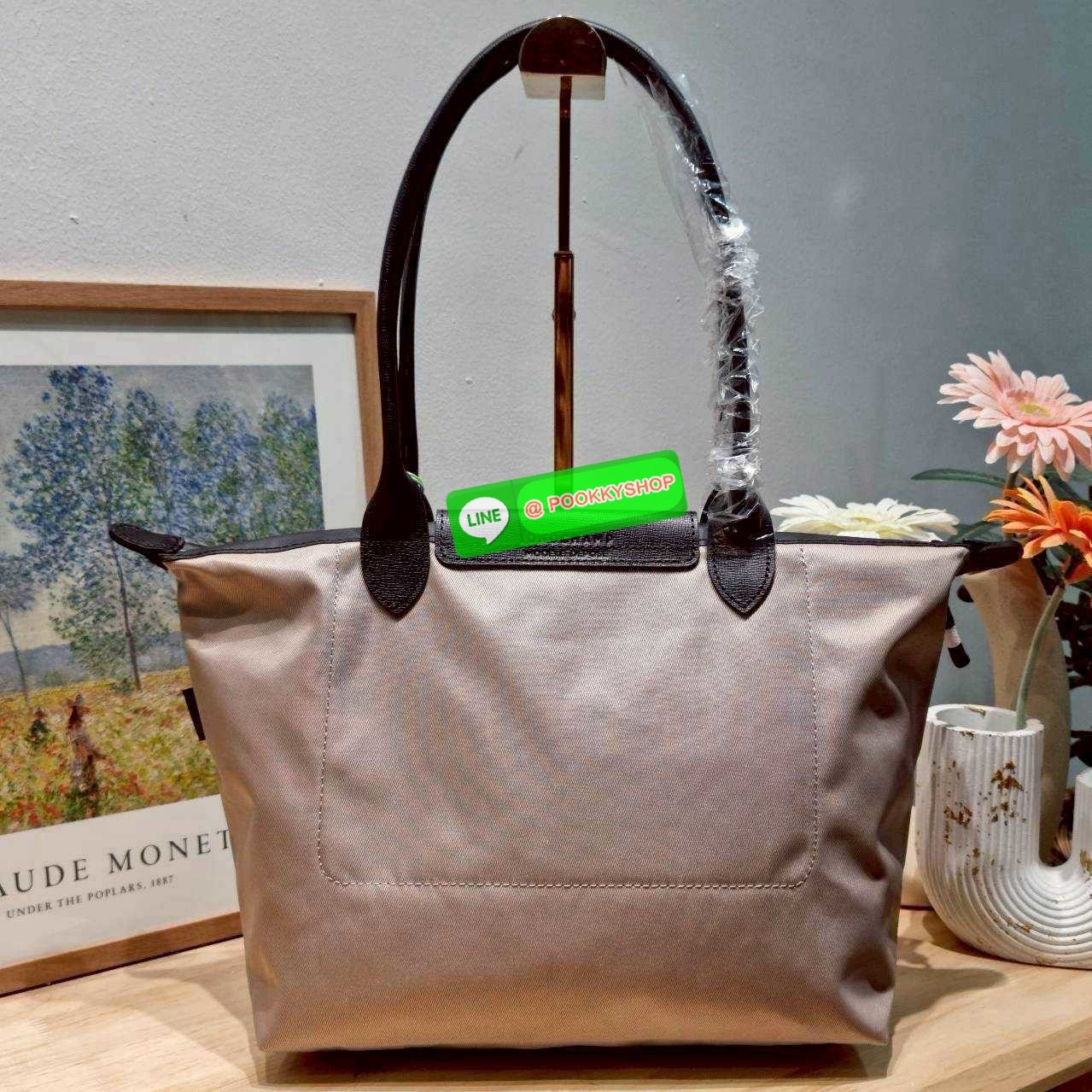 Longchamp le pliage energy M tote bag 🔆 Details เป็นอีกรุ่นที่แรงมาก จึ้งมาก! กระเป๋าสะพายไหล่ทรงโท้ท รุ่นยอดฮิต ดีไซน์ใหม่ให้ความสปอร์ตตี้มากขึ้น มาพร้อมขนาดใหม่ที่หลายๆคนรออยู่ น้ำหนักเบา ดีไซน์เรียบง่าย แต่ดูแพง ปากกระเป๋าออกแบบให้มีฝาปิดและซิป