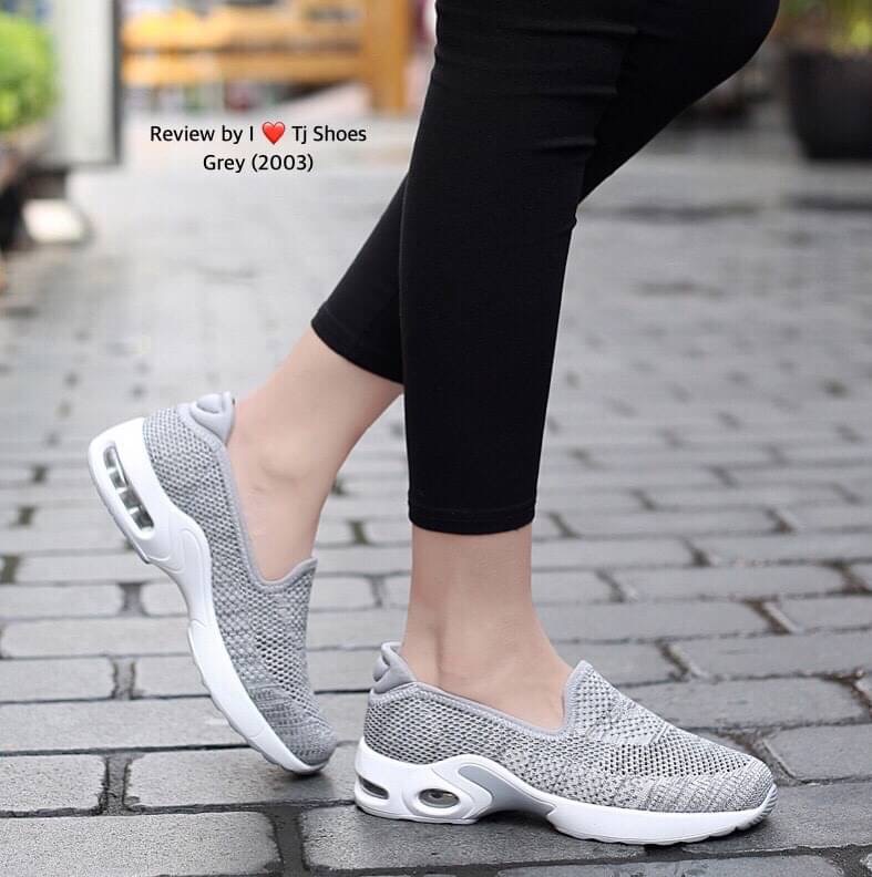 พร้อมส่ง เกร๋ขนาดนี้อดใจไหวหรา !!! รองเท้าผ้าใบเพื่อสุขภาพ ที่สวยเกร๋สุดๆ รุ่นนี้น้ำหนักเบ๊าเบาใส่นิ้มนิ่ม ระบายอากาศได้ดี ใส่แล้วเท้าไม่อับชื้น พื้นยางอย่างดีบิดงอได้ Support เท้าได้ดีมาก ทำให้เดินนุ่มสบายเท้า ใครที่กำลังรองเท้าดีๆ รุ่นนี้เหมาะมาก ของจริ