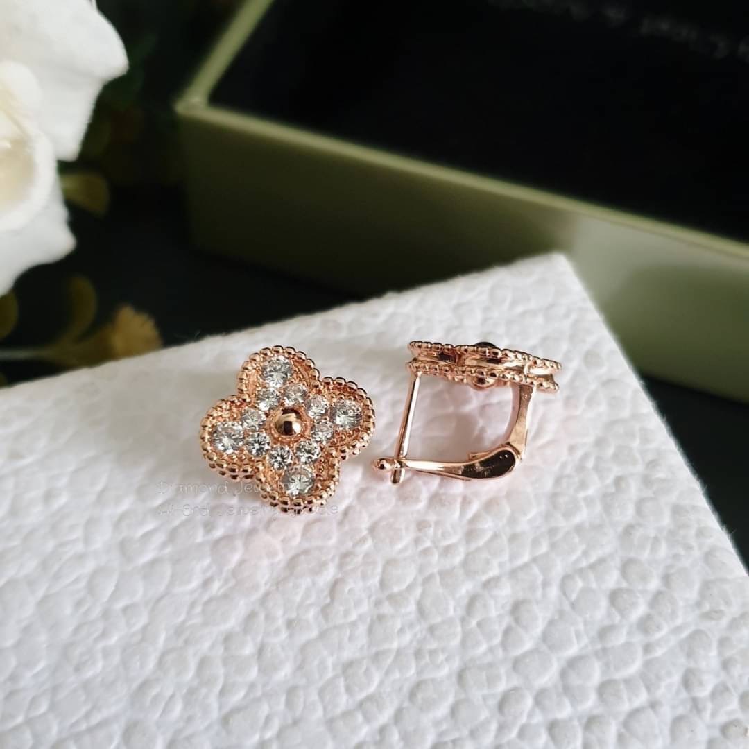 New Arrival !!!!! Van Cleef & Arpels Earring ต่างหูเพชรแวนคลีฟ งานหน้า signature เพชรคัดเกรดอย่างดีค่ะ งานสวยเลอค่ามากๆ งาน stainless steel ใส่เข้ากับทุกชุด ติดหูชิคๆ ไม่ผิดหวังแน่นอนค่ะ งานคุณภาพ