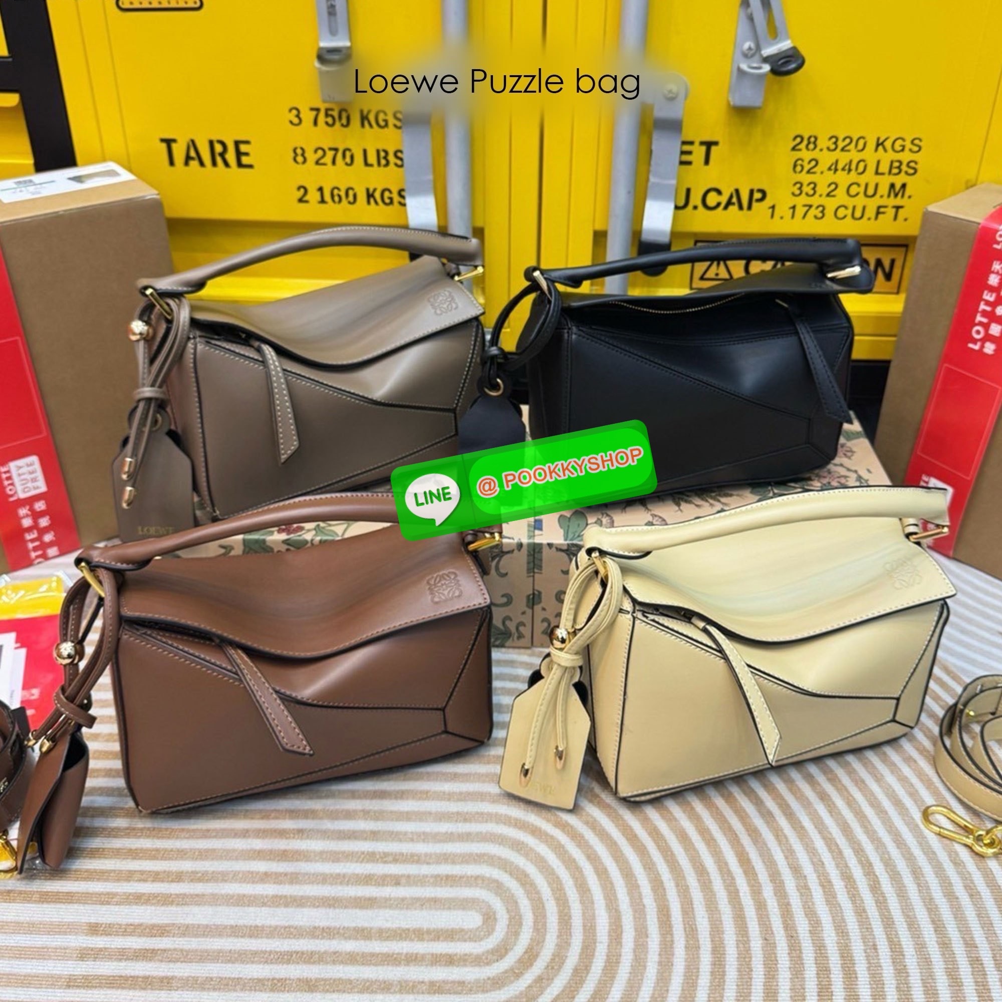 Loewe Puzzle bag กระเป๋าสะพายข้างทรงกล่อง สุดยอดแบรนด์ที่ดีไซน์เป็นเอกลักษณ์ โดดเด่น สวยหรู สไตล์พัซเซิลคลาสสิค เปิดใช้งานด้วยซิป ที่ภายในโล่ง ใส่ของสำคัญจุกจิกได้ มาพร้อมสายสะพาย และหูหิ้วในตัว ที่สลับเปลี่ยนใช้งานให้เหมาะได้ในแต่ละวัน สาวๆห้ามพลาดใบนี้เ