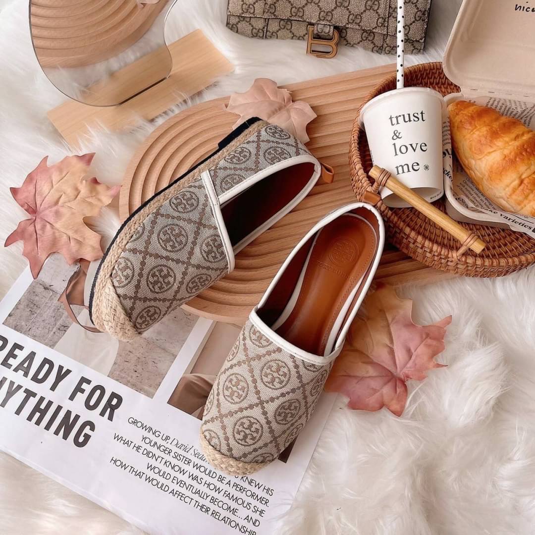 งานเข้าใหม่ เพิ่งเข้าเรยจร้า สีใหม่ รองเท้าผ้าใบ ทอรี่เบิร์ชโมโนแกรม ตัวใหม่ ล่าสุดปีนี้ แบบ คุณเบลล่า สวยค่ะ ผ้าทอสวย เหมือนแท้ พื้นปั้มแบรนด์