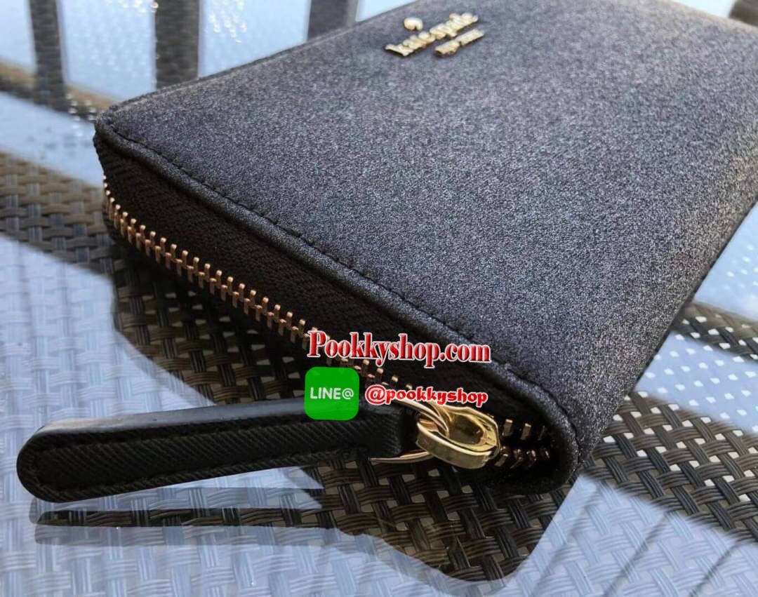 KATE SPADE JOELEY LONG WALLET กระเป๋าสตางค์ใบยาวรุ่นใหม่ล่าสุดหนัง Saffiano สไตล์ PRADA สวยน่าใช้ตัวเนื้อกระเป๋าตกแต่งด้วยกลิทเตอร์ทั้งใบ สวยหรู ภายในมีช่องซิป1ช่อง และช่องใส่บัตรหลายช่อง ใส่เหรียญ บัตรได้เยอะ ตัวจริงสวยน่าใช้มากค่ะ