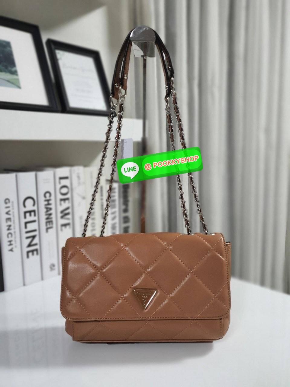 รุ่นใหม่ล่าสุด!! GUESS CESSILY CONVERTIBLE CROSSBODY BAG กระเป๋าสะพายข้าง รูปทรงสวย หนังนิ่มมือมากกก ตกแต่งด้วยโลโก้แบรนด์ด้านหน้า ด้านในเปิดปิดด้วยกระดุมแม่เหล็ก มีช่องซิปแยก+ช่องใส่บัตรฝั่งตรงข้ามอีกช่อง สามารถใส่กระเป๋าสตางค์ยาว โทรศัพท์ได้ทุกรุ่น มาพร