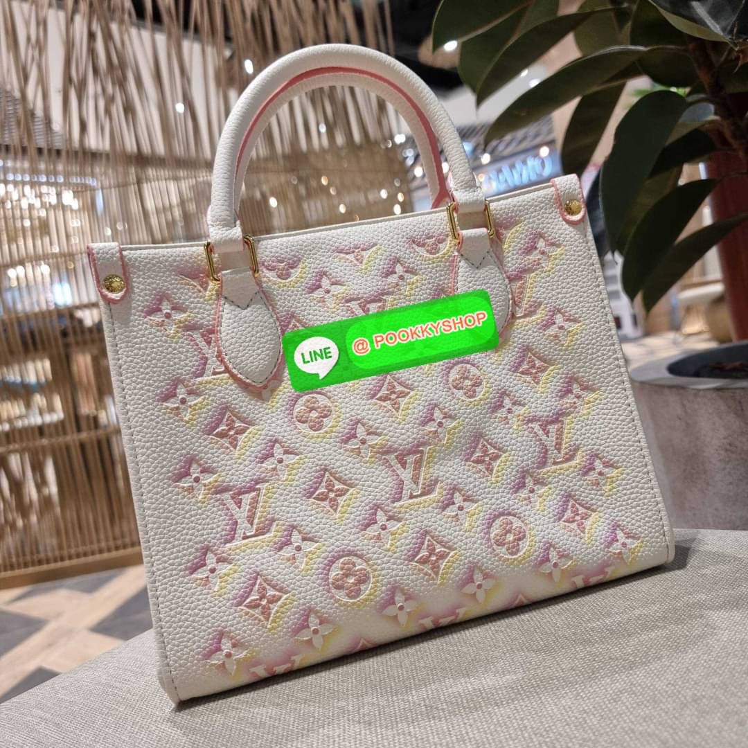 New arrival!! LV crossbody tote bag ดีไซน์ใหม่ น่ารัก ละมุน น่าใช้มาก จากเคาน์เตอร์ dutyfree กระเป๋าทรงโท้ทที่ใครเห็นต้องเป็นคลั่งรัก ดีไซน์คลาสสิค ผู้ดี หรูหรา โทนสีใช้งานง่าย ทุกสไตล์ วัสดุหนัง pepble มาพร้อมหูจับในตัว คล้องแขนก็ดูแพง หรือจะเกี่ยวสายครอ