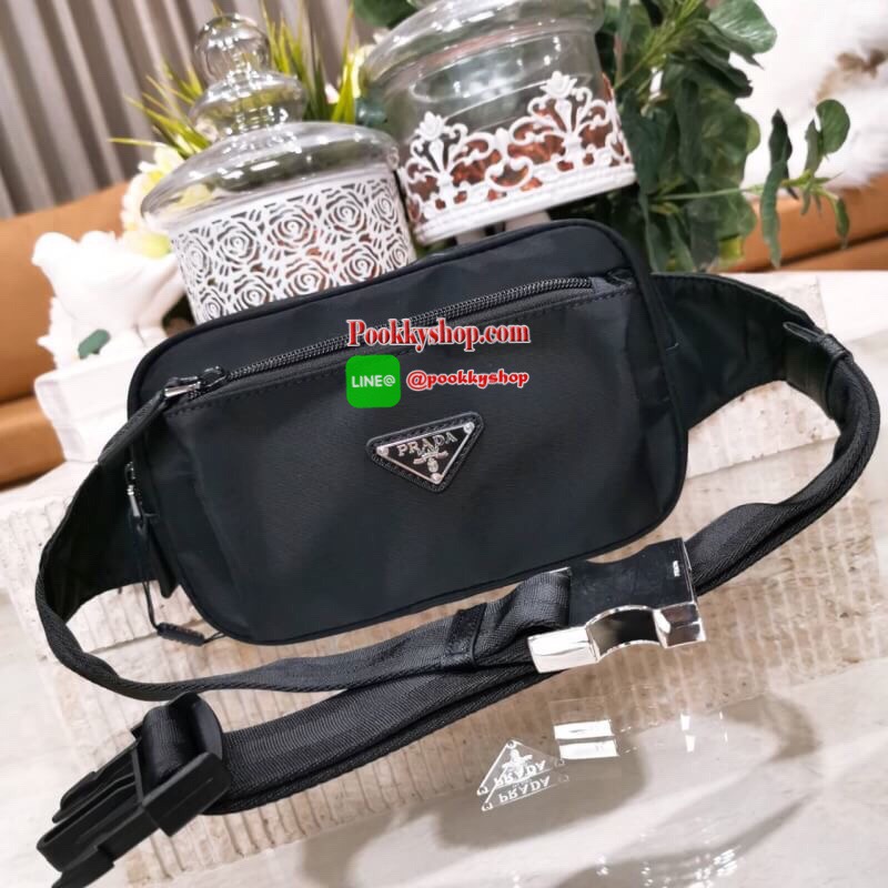 NEW! PRADA NYLON MINI WAIST BAG GIFT WITH PURCHASE (GWP) Limited edition กระเป๋าพรีเมี่ยมกิ๊ฟจากเคาน์เตอร์แบรนด์ต่างประเทศ วัสดุ Nylon เนื้อหนา ด้านหน้ามีโลโก้แบรนด์และช่องซิป เปิดปิดด้วยซิปสะดวกใช้ ภายใน Polyester 100% มีโลโก้ สายคาดเอวหรือคาดอกสามารถเลื