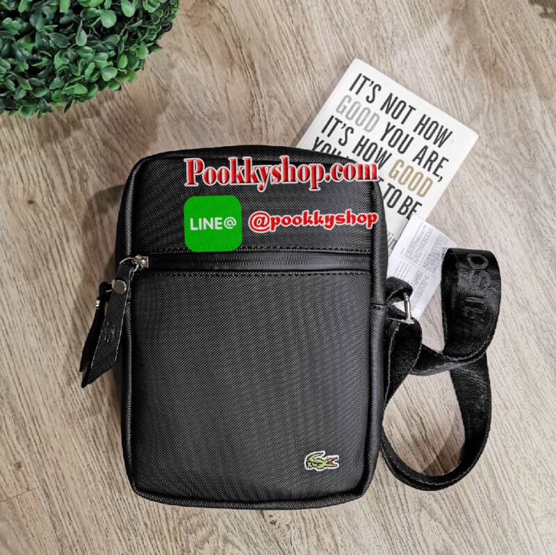 ห้ามพลาด‼️ NEW ARRIVAL! SAFFIANO SHOULDER BAG รุ่นใหม่ล่าสุดจาก Factory ดีไซน์ Unisex ใช้ได้ทั้งชายและหญิง วัสดุหนัง Saffiano เนื้อหนาอยู่ทรงสวยดูดี ด้านหน้ามีโลโก้แบรนด์ มี1ช่องใส่ของช่องหลักเปิดปิดด้วยซิปสะดวกใช้ ภายในมีช่องใส่ของและช่อง