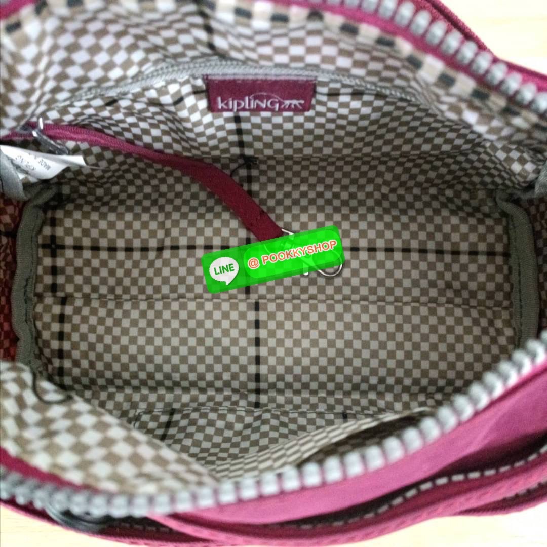 KIPLING Mini Crossbodybag กระเป๋าสะพายข้างขนาดกะทัดรัด ผลิตจากวัสดุ Nylon + ซับใน Polyester100% มีช่องใช้งานแยกย่อยมากถึง 4 ช่อง -ด้านหน้ามีช่องซิป 2 ช่อง -ช่องหลักโล่ง กว้าง จุของใช้ได้เยอะ -ด้านหลังมีช่องซิปอีก 1 ช่อง มาพร้อมพวงกุญเเจลิง สายสะพายยาวสมาร