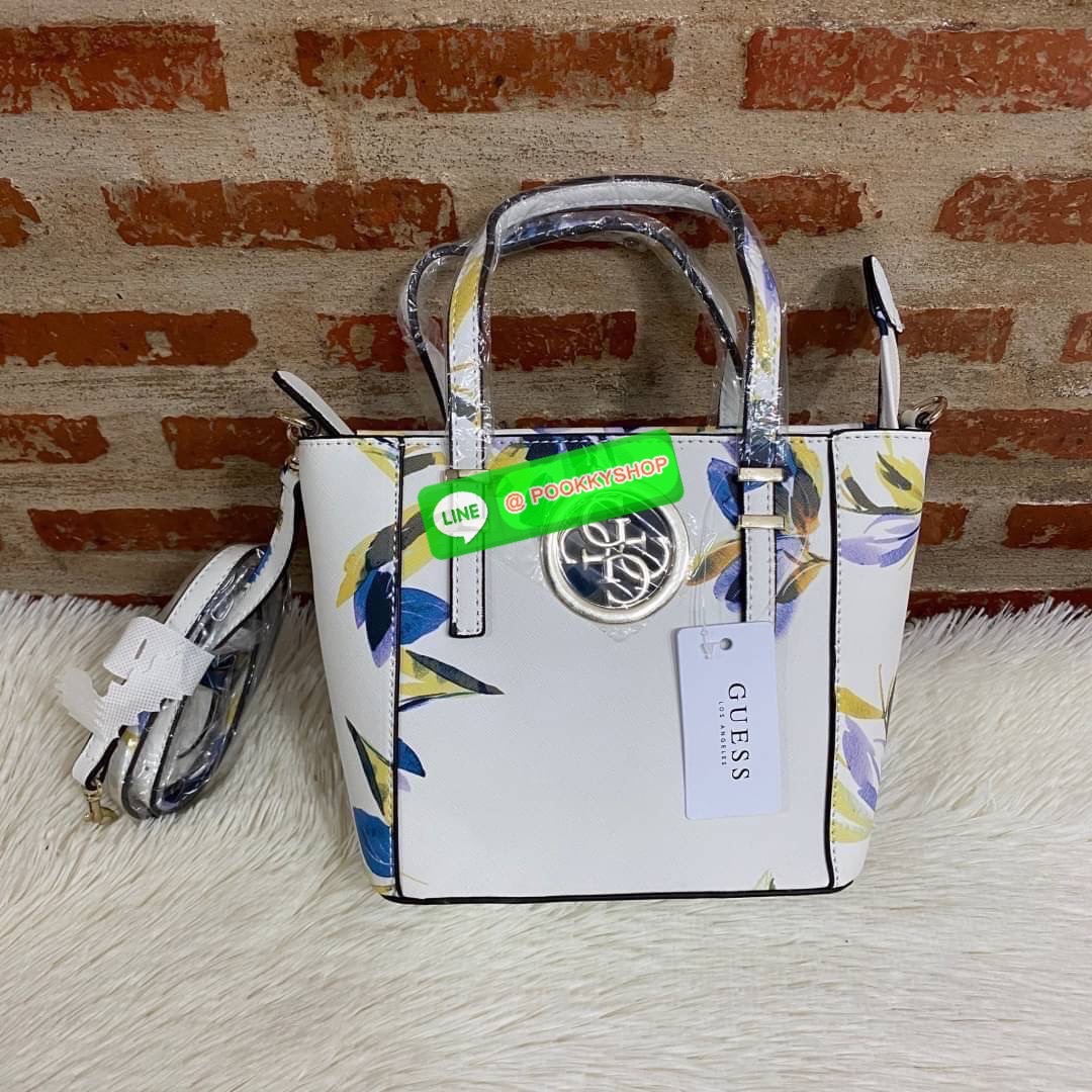 GUESS OPEN ROAD FLORAL MINI TOTE กระเป๋าถือหรือสะพายขนาดกำลังดี ผลิตจากวัสดุหนังซาฟิโน่น้ำหนักเบาแต่งลายดอกไม้รูปทรงสวยงาม ฐานตั้งอยู่ทรง ด้านหน้าติดโลโก้ลายฉลุทรงกรมเพิ่มความหรูหรา เปิดปิดด้วยซิปเป็นหลัก ด้านในบุด้วยผ้าซับในลายแบรนด์ สามารถใส่กระเป๋าสตาง