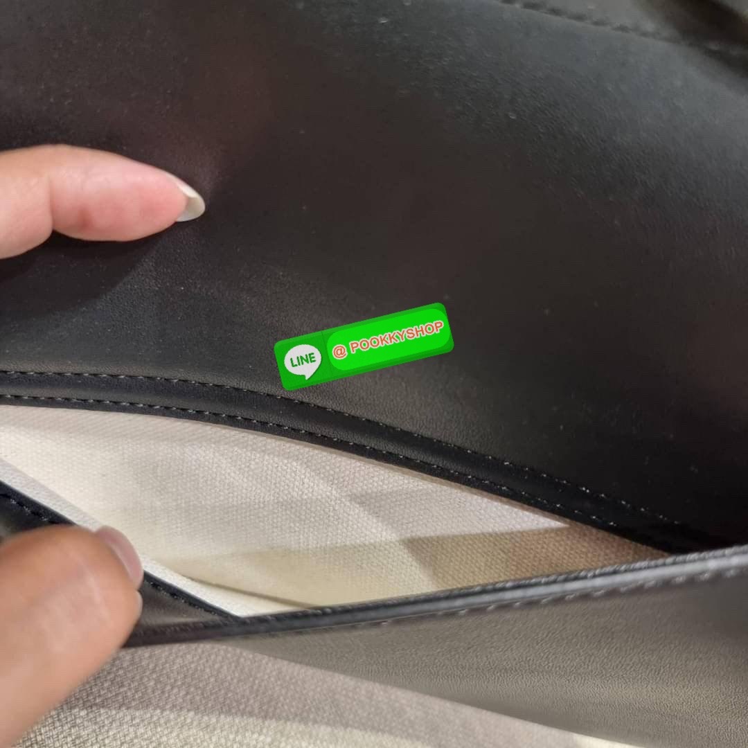 CD SADDLE BAG CALFSKIN กระเป๋าสะพายข้างพรีเมี่ยมกิ๊ฟ ทรงสวยไม่ซ้ำใคร กิมมิคในตัว ดูแพง ไซส์ใหญ่ ดีไซน์ย้อนยุค เป็นเอกลักษณ์สวยทุกแบบ เปิด-ปิดด้วยกระดุมแม่เหล็กซ่อน ใช้งานง่ายมากๆ ภายในเป็นช่องโล่ง มีช่องซิป วัสดุหนังลูกวัวฟอกสี ใส่ของสำคัญได้เลย หมดห่วง ม