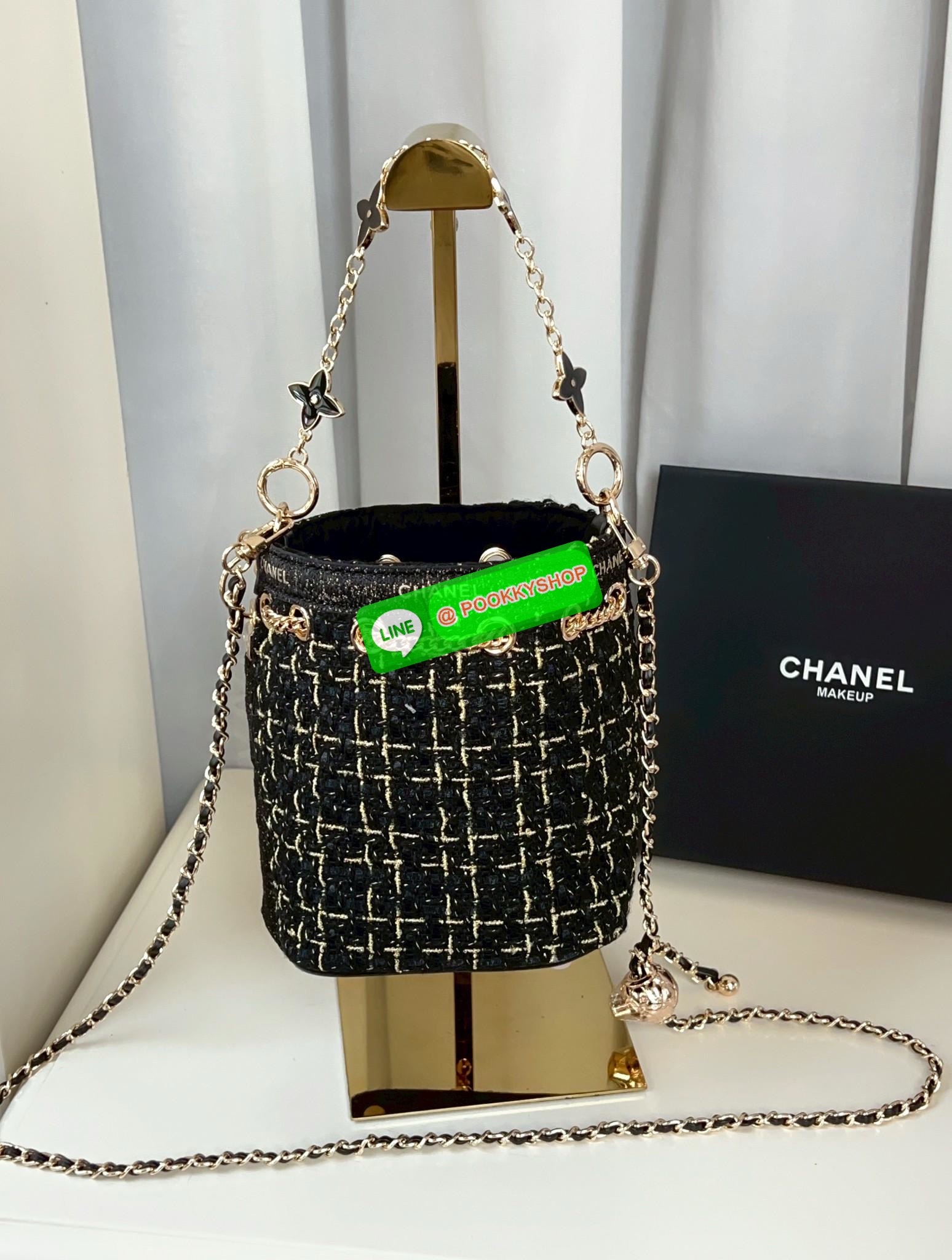 NEW NEW NEW **สินค้าเข้าใหม่** รุ่นนี้บอกเลยว่าสวยทุกอนุ หิ้วไปไหนมาไหนคือเริ่ดไปเลยค่าา CHANEL BUCKET TWEED WITH CHAIN BAG ((Premium gift make up ตปท.)) มีป้ายNot for sale 🔖พร้อมส่งค่าสาวๆ รอบนี้ได้มาไม่เยอะ! กับกระเป๋าขนาดกลางกำลังดี วัสดุผ้าTwe