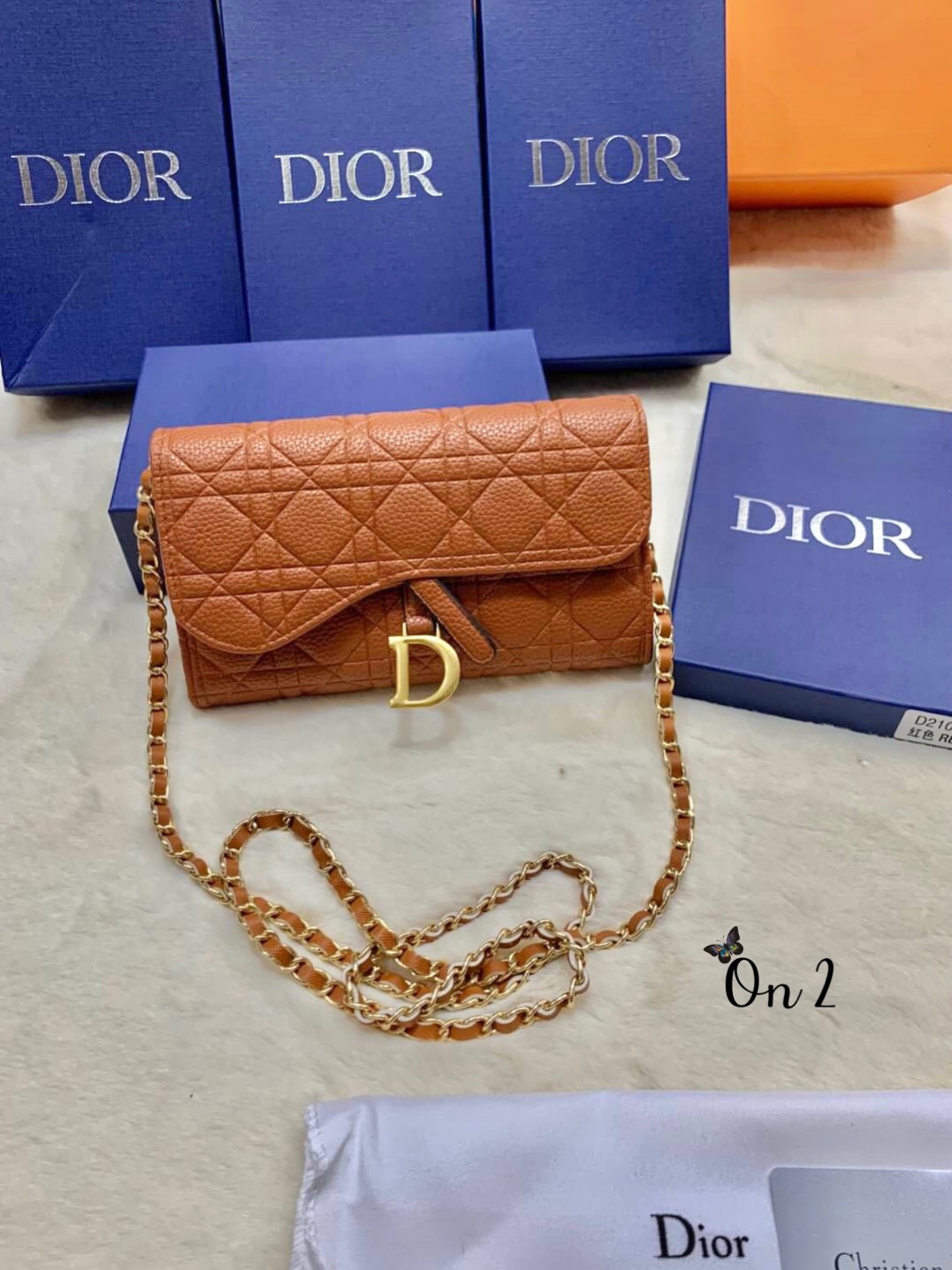 Dior oblique bag กระเป๋า Dior ทรงเหลี่ยมหนังปั้มลายซิกเนเจอร์ของแบรนด์ มีช่องเก็บแบงค์ เก็บการ์ด ใช้เป็นกระเป๋าสะพายและกระเป๋าสตางค์ได้ในตัวค่ะ อะไหล่D สีทองสวยหรูพร้อมส่ง 4 สี