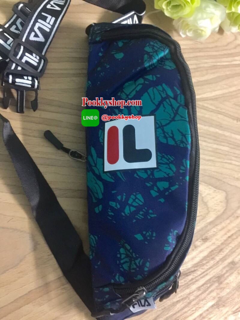 FILA Waist Bag.. รับซัมเมอร์ด้วยลวดลายเกร๋ๆ กระเป๋าคาดอกคาดเอว FILA แบรนด์ฮิตที่ไม่เคยตกเทรน มาให้สะพายกันก่อนใคร ด้วยดีไซต์ลวดลายที่แมทกันอย่างลงตัว ด้านหน้าสกรีนแบรนด์ วัสดุNYLON 100% เคลื่อบเงาอีก 1 ชั้น กันน้ำได้ในระดับหนึ่ง.. เปิดปิดด้วยซิปยาว จุของไ