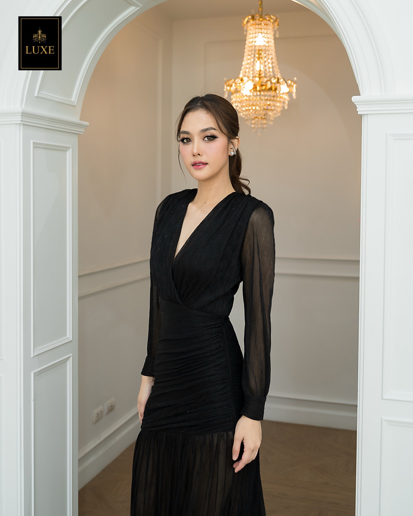 เดรสแฟชั่น แม็กซี่เดรสเสื้อคอวีป้าย แขนยาวเสริมไหล่ กระโปรงจับเดรปย่นเข้ารูปตรงสะโพก