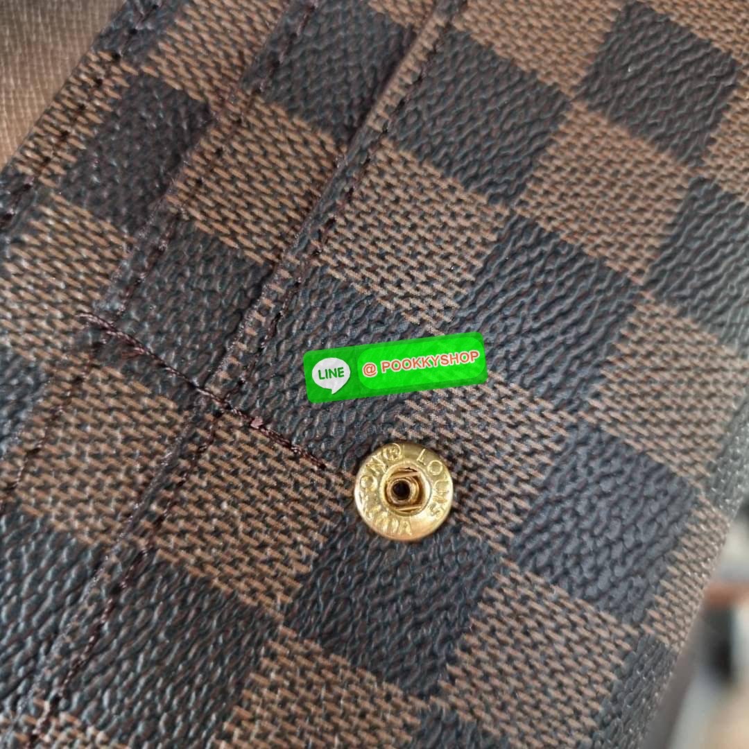 Hot item!! LV long flap wallet with gwp กระเป๋าสตางค์พรีเมี่ยมกิ๊ฟ เป็นไอเท็มสุดฮิต แบบฝาพับ ใช้งานสะดวกขึ้นกว่าเดิม รุ่น unisex ที่จะหนุ่มๆสาวๆ ก็ใช้ได้หมด!! ใบยาวขนาดกำลังเหมาะมือ ถือแล้วขับผิวทุกสี วัสดุหนังแคนวาส ทนทาน เปิด-ปิดด้วยกระดุม ภายในมีช่องใส