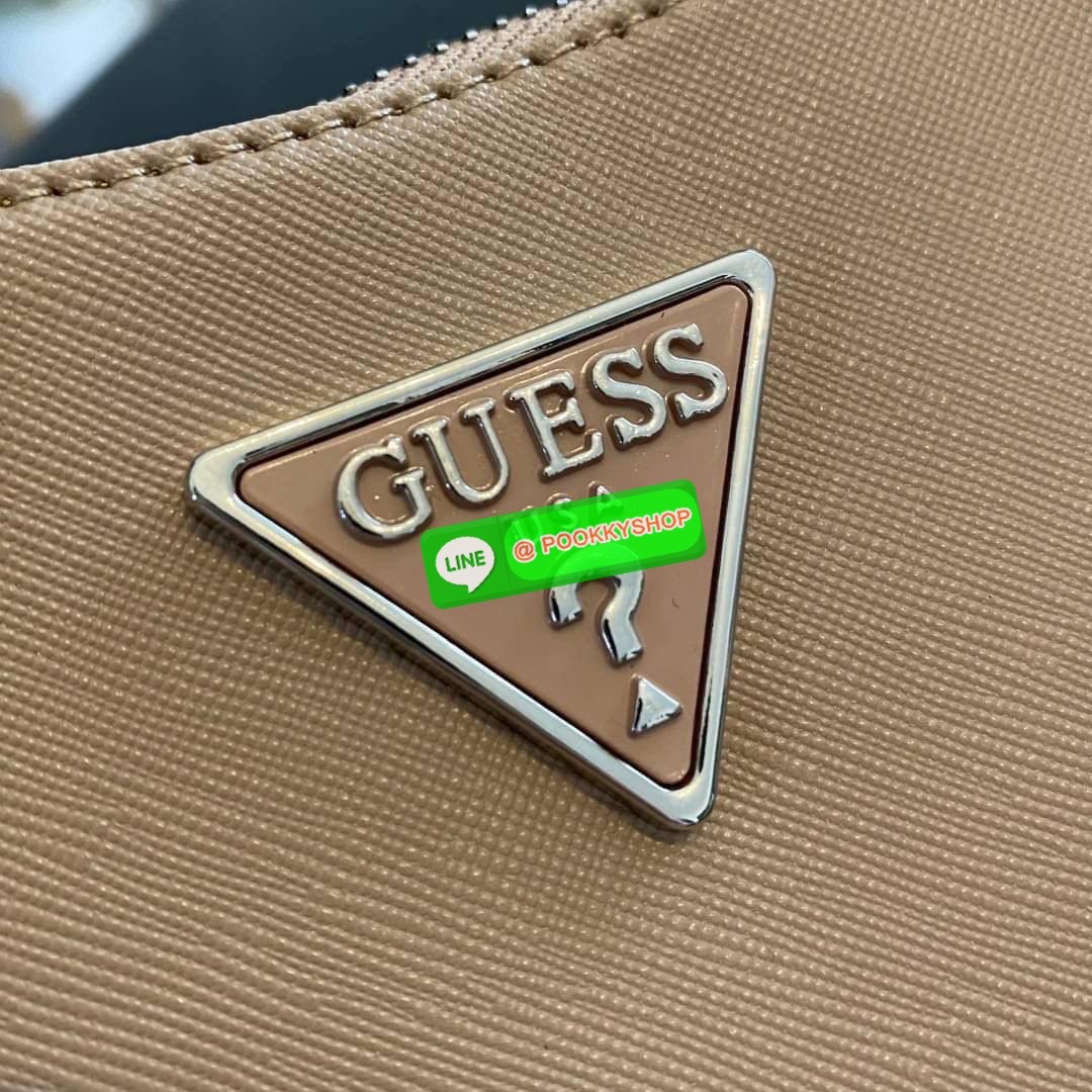 รุ่นใหม่ล่าสุด GUESS SHOULDER BAG ซื้อ1ได้ถึง2ไอเท็ม กระเป๋าพอชรูปทรงสวย เปิด-ปิดด้วยซิปด้านในโล่งกว้างมีช่องซิปใส่ของจุกจิก เพิ่มความน่ารักด้วย กระเป๋าใส่เหรียญใบเล็กทรงกลม เฝสามารถถอดใช้แยกได้ มาพร้อมสายโซ่สะพายไหล่ และสายสะพายยาวสามารถปรับระดับได้ฟรีไซ
