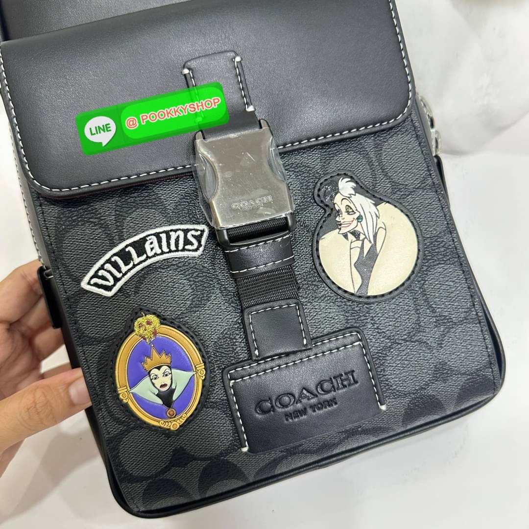 COACH DISNEY X COACH TRACK PACK IN SIGNATURE CANVAS WITH PATCHES (COACH CC113) กระเป๋าสะพายไหล่ และคาดอก ดีไซต์ทันสมัย สุดเท่ห์โดดเด่น ด้วยลวดลายตัวละครดิสนี่ย์ วัสดุหนังแคนวาสตัดขอบหนังแท้ เปิด-ปิดด้วยซิป ภายในกว้าง มีช่องเล็กๆหลายช่อง มีสายล็อคด้านหน้า