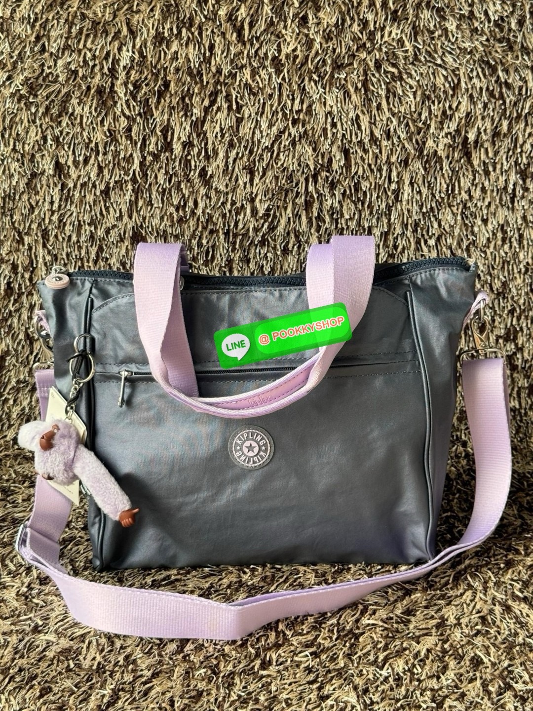 Kipling revir limited Japan shoulder bag เป็นอีกหนึ่งกระเป๋าสุดอเนกประสงค์สามารถใช้งานหลายรูปแบบทั้งกระเป๋าสะพายข้าง สะพายไหล่ หรือกระเป๋าถือด้วยสายสะพายที่สามารถปรับระดับและถอดออกได้ ดีไซน์คลาสสิกและเรียบง่ายพร้อมประดับโลโก้และลิงอันเป็นซิกเนเจอร์ แมตช์ก