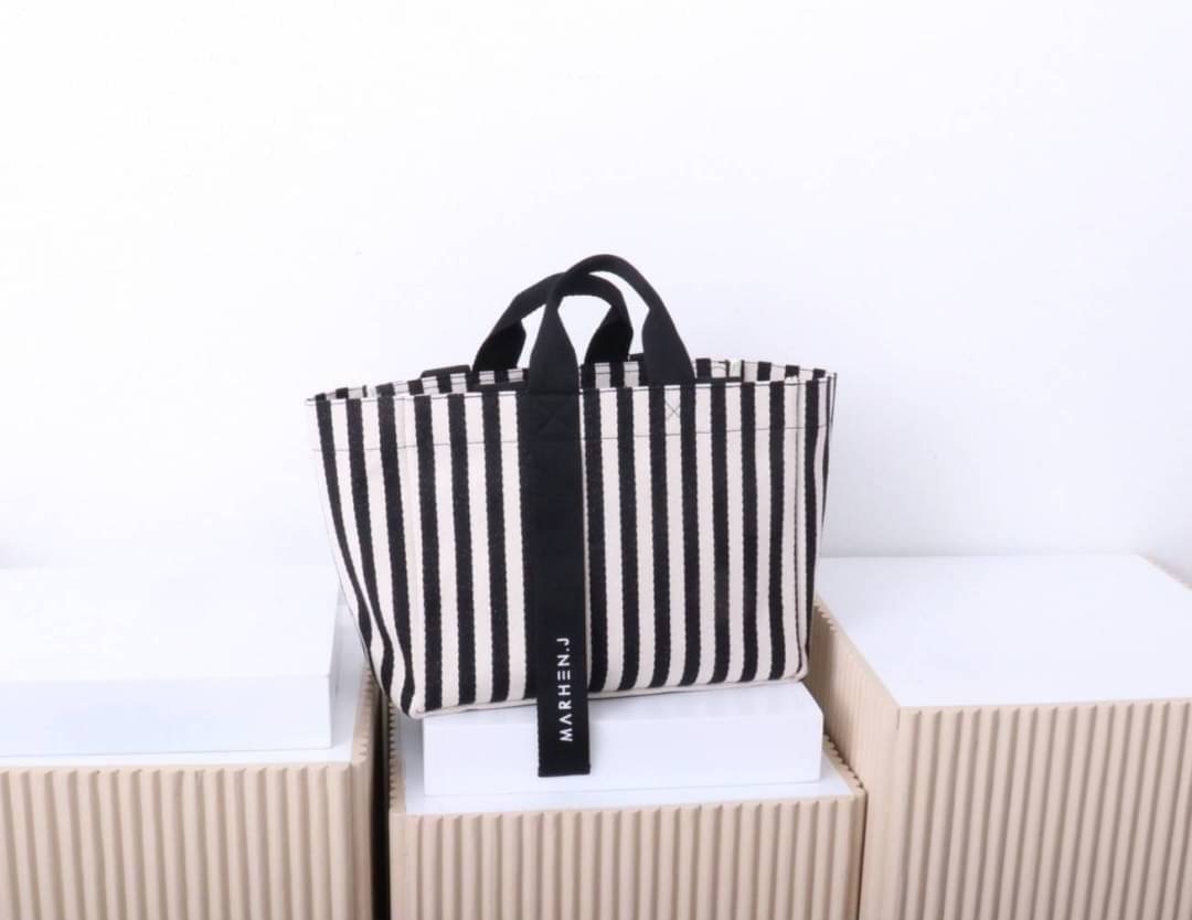 มาอีกรอบละจร้าาา 💥MJ ตัวใหม่ล่าสุด บอกเลยของมันต้องมี ใบใหญ่จุใจใส่ของได้จุกๆ ดีไซน์แบบ shopping bag ถือได้หิ้วได้ น่าร๊ากๆๆๆ เนื้อผ้าวัสดุอย่างดีและหนา มาตามคำเรียกร้อง...