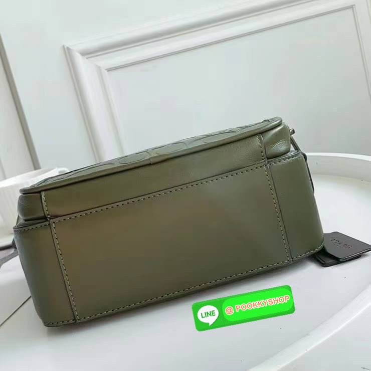 NEW IN! COACH SULLIVAN FLAP CROSSBODY IN BLOCKED SIGNATURE ((CC032)) พร้อมส่ง! รุ่นที่หนุ่มๆถามถึงกันเข้ามา กับกระเป๋าสะพายแบบครอสบอดี้ร์ หนังแท้อย่างดี สวยมากๆ สามารถพกพาไปได้กับทุกๆวัน 🌟รุ่นนี้ห้อยพวงแบรนด์ด้านข้างมาให้2พวงค่ะ ด้านหน้ามีข่องซิปห