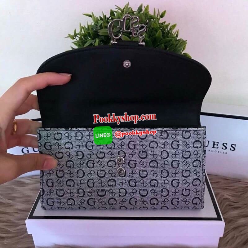Guess leather wallet กระเป๋าสตางค์ใบกลาง ด้านหน้าแต่งโลโก้แบรนด์โลหะสวยหรูลายซิกเนเจอร์ของแบรนด์ ภายในมีช่องใส่ธนบัตร บัตรต่างๆ ช่องใส่รูป มีช่องยาว 3 ช่อง ใส่ธนบัตร ด้านหลังมีช่องซิปใส่เหรียญ ปิดเปิดใช้งานสะดวก ถือถนัดมือ ขนาดกำลังพอเหมาะ ดีไซร์หรูสวยงาม