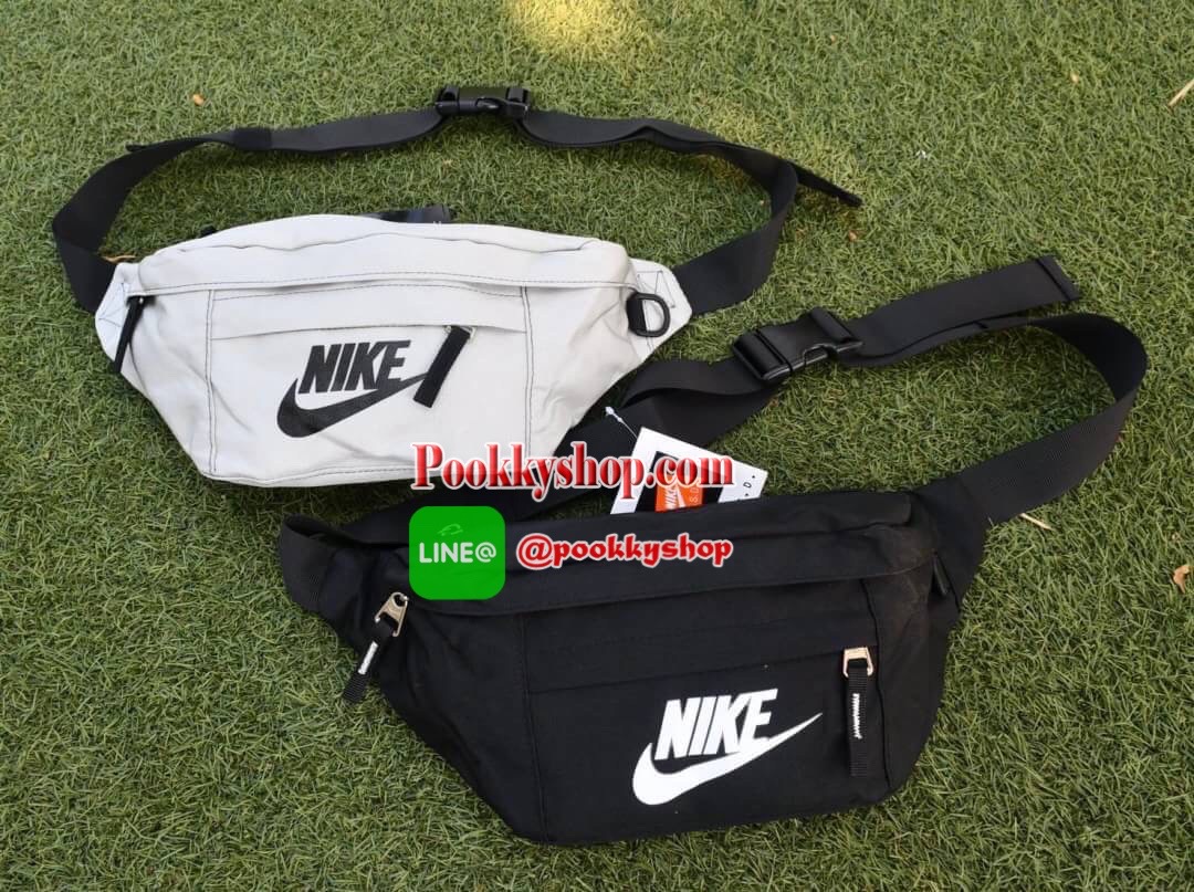 NIKIE TECH HIP PACK กระเป๋าขนาดพอเหมาะ คาดเอว สะพายข้าง เปิดปิดด้วยซิป 3 ช่อง (2 ช่องใหญ่ 1 ช่องเล็ก) วัสดุNylon น้ำหนักเบา โลโก้ด้านหน้า Nike เด่นชัด ภายในมีช่องใหญ่บนสุด มีช่องซิปเล็ดตาข่ายอีก 1 ช่อง จุของได้เยอะ สายคาดปรับได้ฟรีไซด์ สามารถใส่ไปเที่ยวแบ