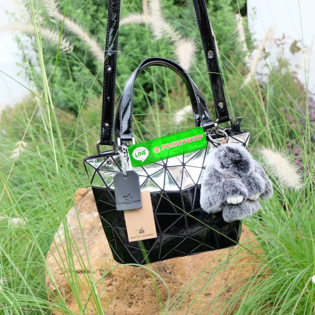 กระเป๋า ทรง Tote ตัวกระเป๋าเย็บติด ด้วยแผ่นอคิลิค สุดหรู ดีไซน์เกร๋ จุดเด่นที่ น้ำหนักเบา สามารถ ถือ หรือ สะพายไหล่ได้คะ ใบใหญุจุของคุ้ม แต่น้ำหนักเบาคะ มีใบเดียวจบ ควรมีติดตู้คะแนะนำเลย