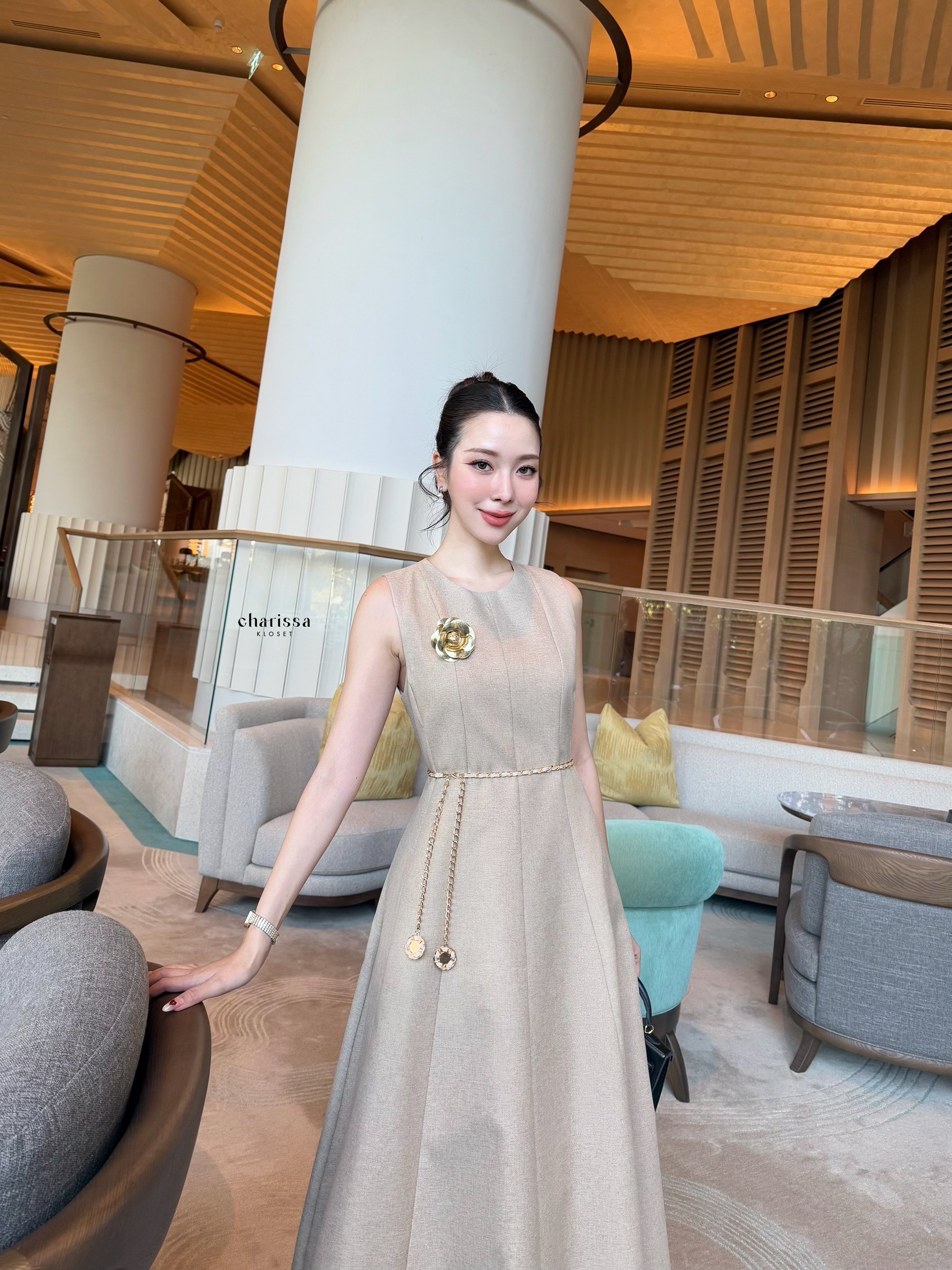 เดรสแฟชั่น แม็กซี่เดรสมาพร้อมเข็มขัดโซ่และดอกไม้