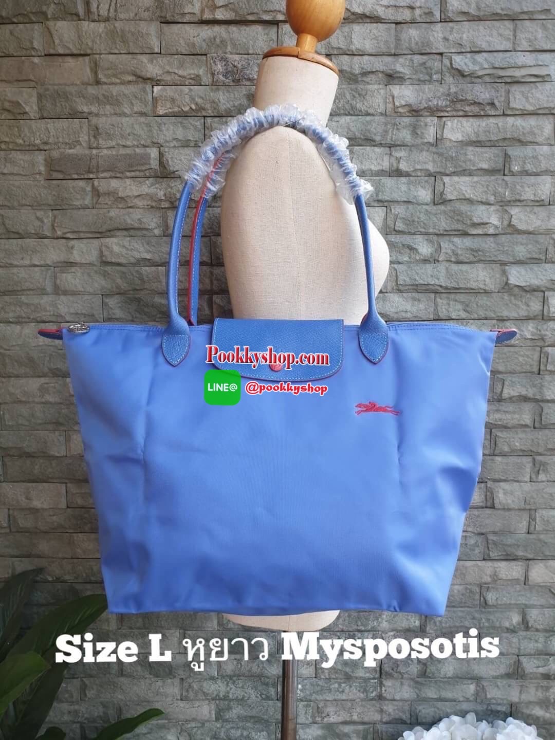 Longchamp Le Pliage Club Tote Bag Size L หูยาว วัสดุเนื้อผ้า Nylon Canvas เคลือบกันนำ้ ตัดด้วยหนังแท้ที่มีน้ำหนักเบา ดีไซน์เรียบง่ายแต่เต็มไปด้วยความคลาสสิก จนเป็นที่ชื่นชอบไปทั่วโลก Longchamp ปรับโฉม LE PLIAGE ด้วยการปักลายรูปม้า-ตราสัญลักษณ์ของแบรนด์บนผ