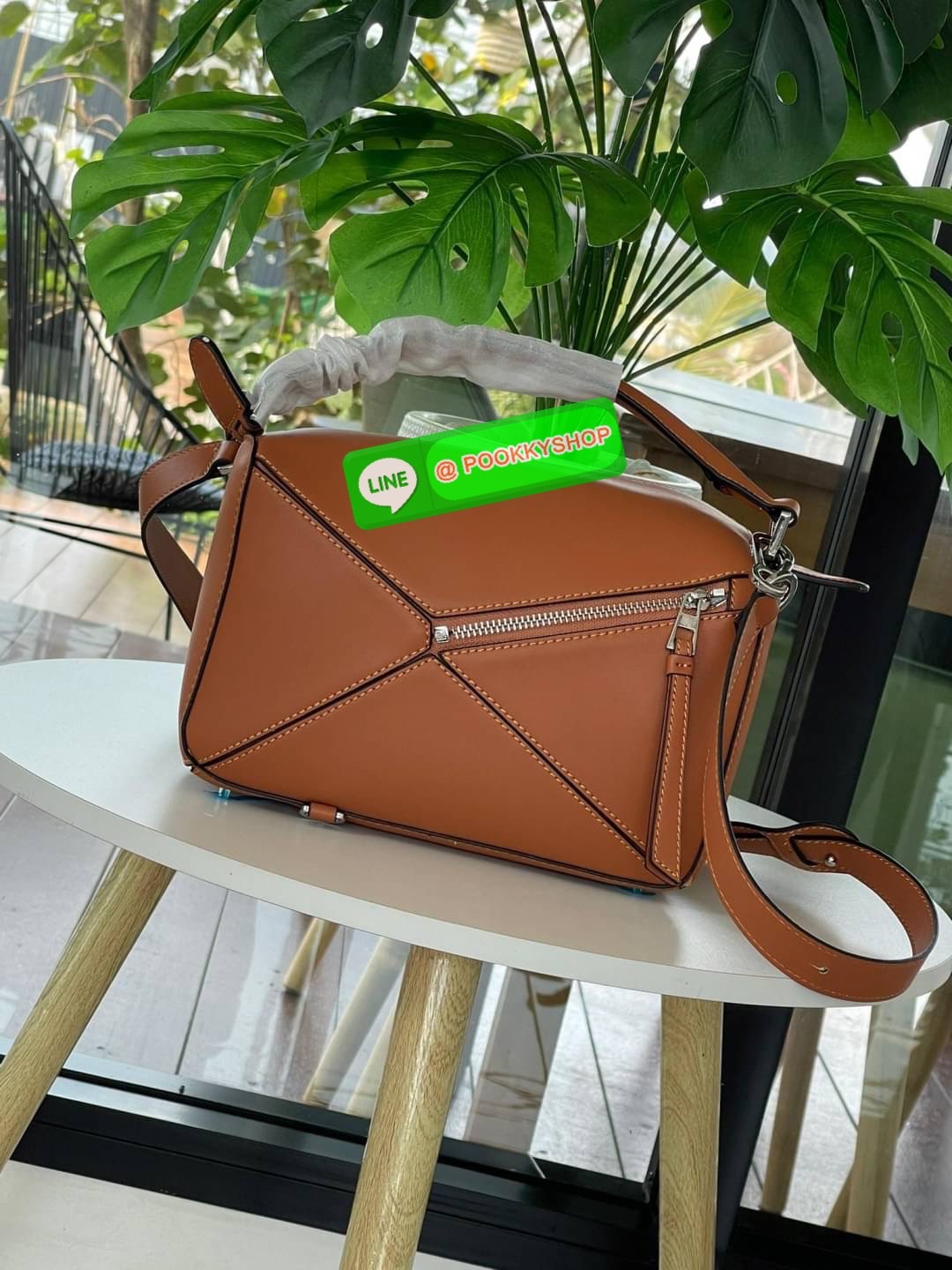 Loewe Puzzle Bag In Classic กระเป๋าทรง Puzzle นี้ออกแบบโดย Jonathan Anderson โดยได้รับแรงบันดาลใจในการออกแบบมาจากรูปทรงของลูกรักบี้ ดังนั้น จึงจะเห็นได้ว่าการตัดเย็บและรูปทรงของกระเป๋านั้นคล้ายคลึงกับลูกรักบี้ รูปทรงดูมินิมอลไม่ทิ้งคอนเซ็ปต์ของแบรนด์ สามา
