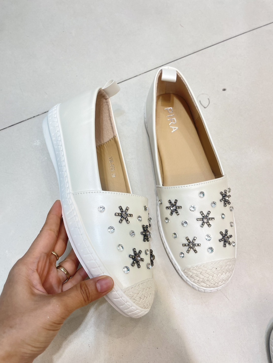 สินค้าขายดี พร้อมส่ง อร๊ายย รองเท้า slip on เป็นงานเรียบๆ แต่ดูดีมากค่า รุ่นที่สาวๆตามหามาแล้วจ้า งานสวยๆเกร๋ๆ ต้องรุ่นนี้เลยคะ 🎊 รองเท้ารุ่นนี้สาวๆควรมีติดตู้ จะแมตช์กับกระโปรง👗หรือกางเกง👖 ก็น่ารักของมันต้องมีค่า 💕