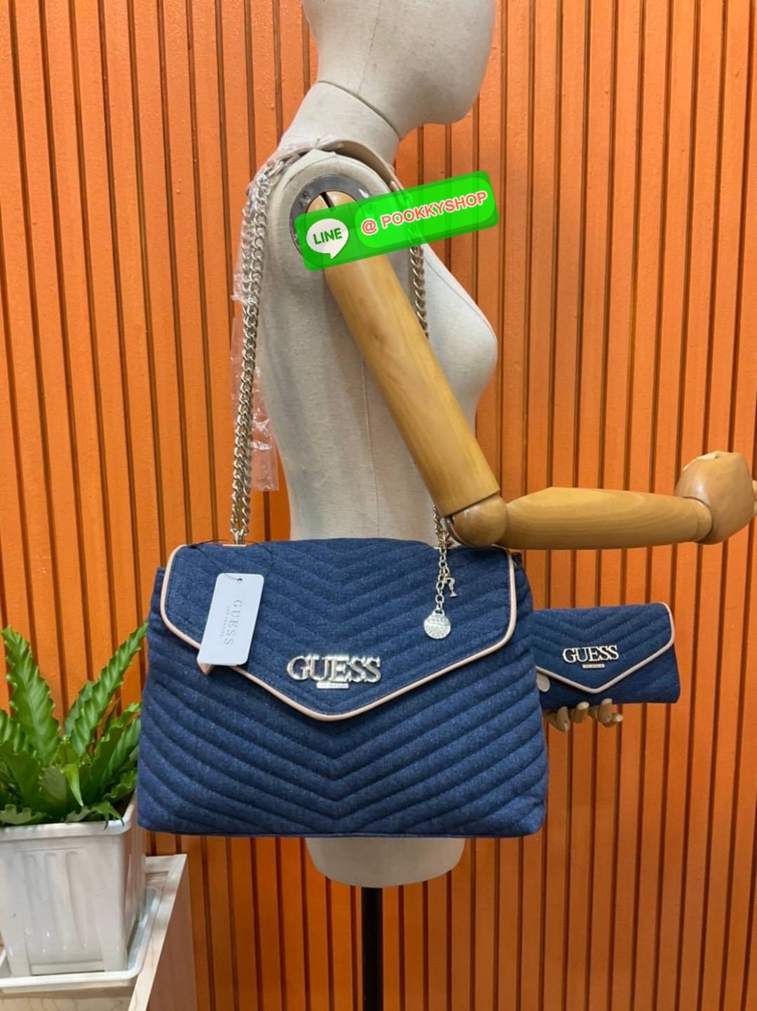 🚚 พร้อมส่ง 🚚 Guess Women’s Crossbody Bag Set สุดคุ้ม!!!! เซตสวยหรูดูแพง สวยจริงจริง ช้าหมด ราคานี้หาที่ไหนได้!! กระเป๋าสะพาย+กระเป๋าสตางค์ใบยาว มาพร้อมพวงกุญแจถอดออกได้ ด้านหน้าประดับโลโก้แบรนด์สวยโดดเด่น กระเป๋าสะพายไหล่ และสะพายข้าง cros