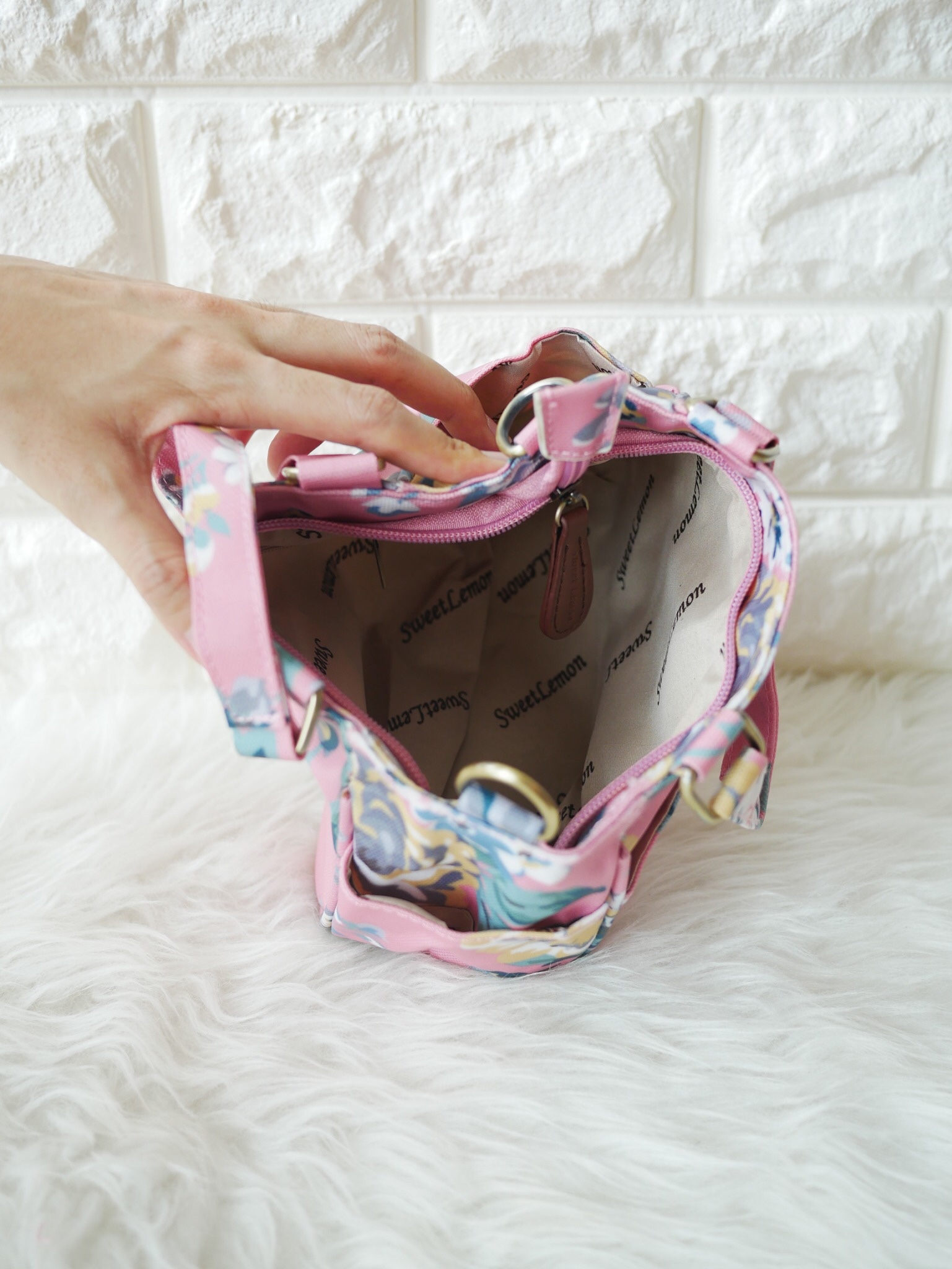 กลับมาทวงบังลังก์ความน่ารัก (cute) น้องเป๋าใบนี้ชื่อว่า (crown)SW 2660-1(crown) ขอมอบมงความคิ้วท์ให้ไปเลย ขนาดกำลังกะทัดรัด 16 x 18 x 9 ซม. (incoming call) ใส่มือถือได้ (wallet) ใส่กระเป๋าตังค์ได้ ใช้ออกงาน (romantic date) ใช้ออกเดท น้องน่ารักน่ารักจริงๆ