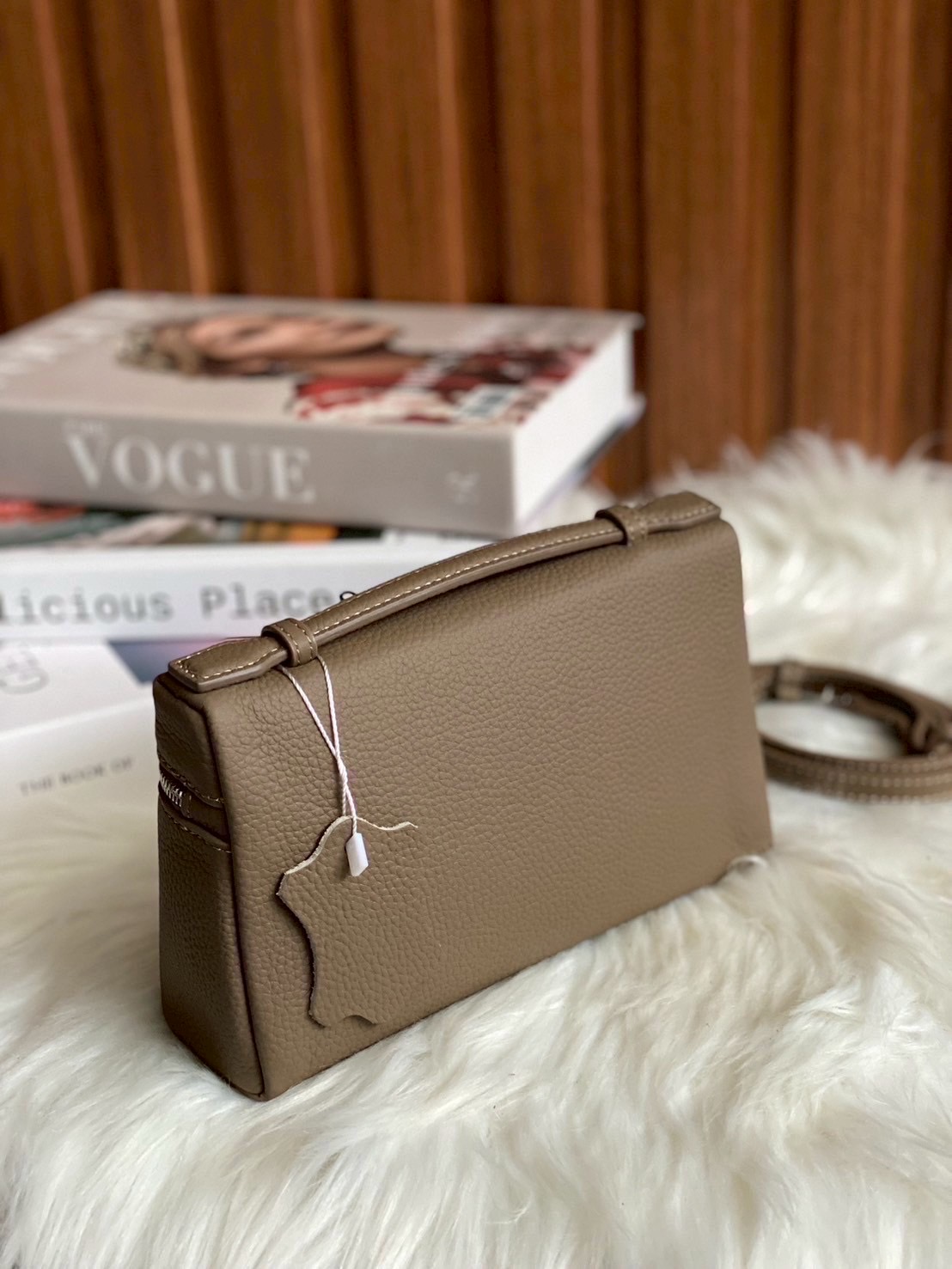 LP กระเเสเรียบหรูดูเเพงเเบบไม่ตะโกน ต้องยกให้รุ่นนี้เลยค่า งานตัดเย็บสวยมากกก เป็นหนังวัวเเท้ สัมผัสดีมากก จุของให้ครบ มือถือใส่ได้ทุกรุ่น มาพร้อมสายสะพายยาว