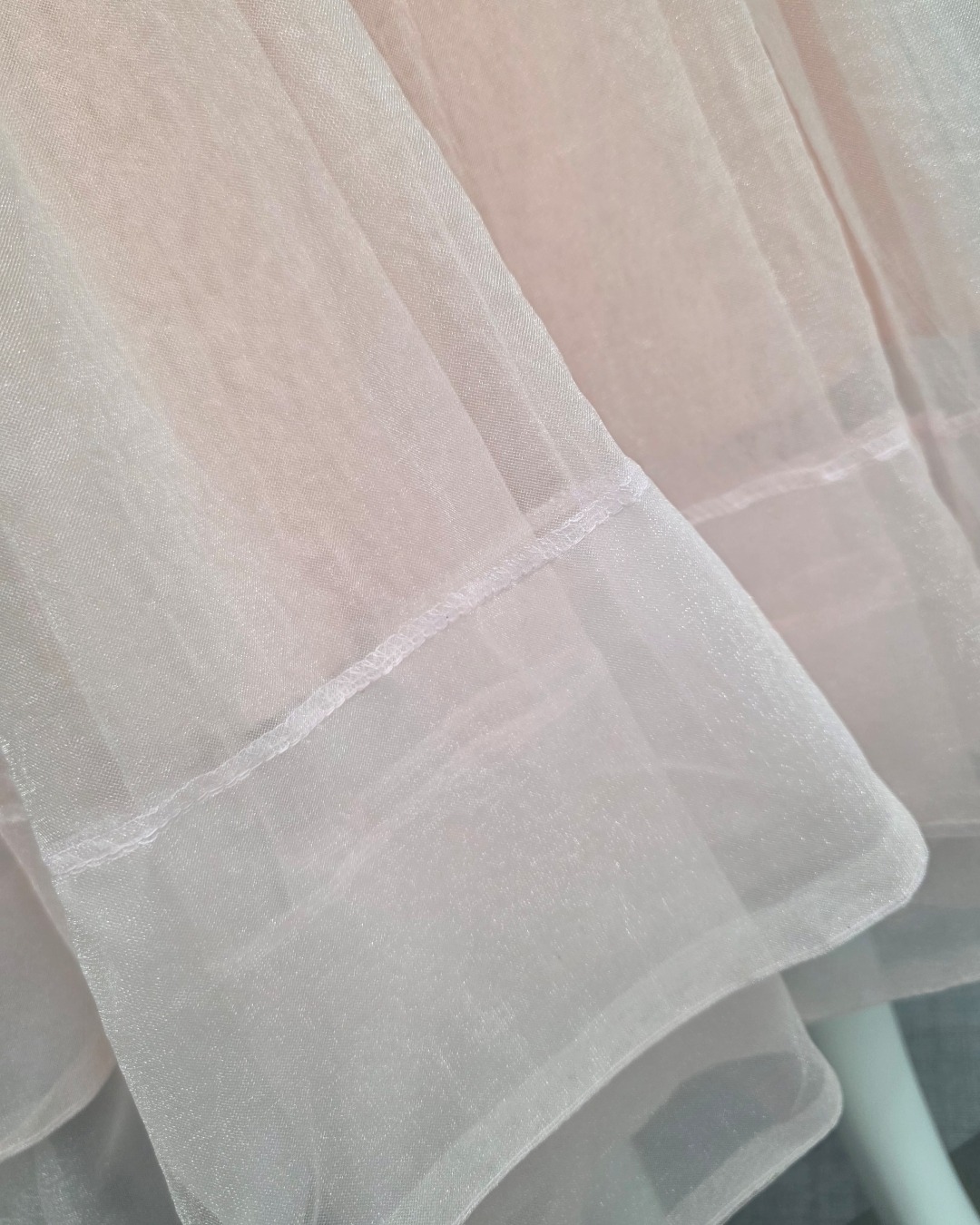 เดรสแฟชั่น เดรสเสื้อคอกลมแขนกุด กระโปรงบาน แต่งลูกปัดมุกรอบคอเสื้อ