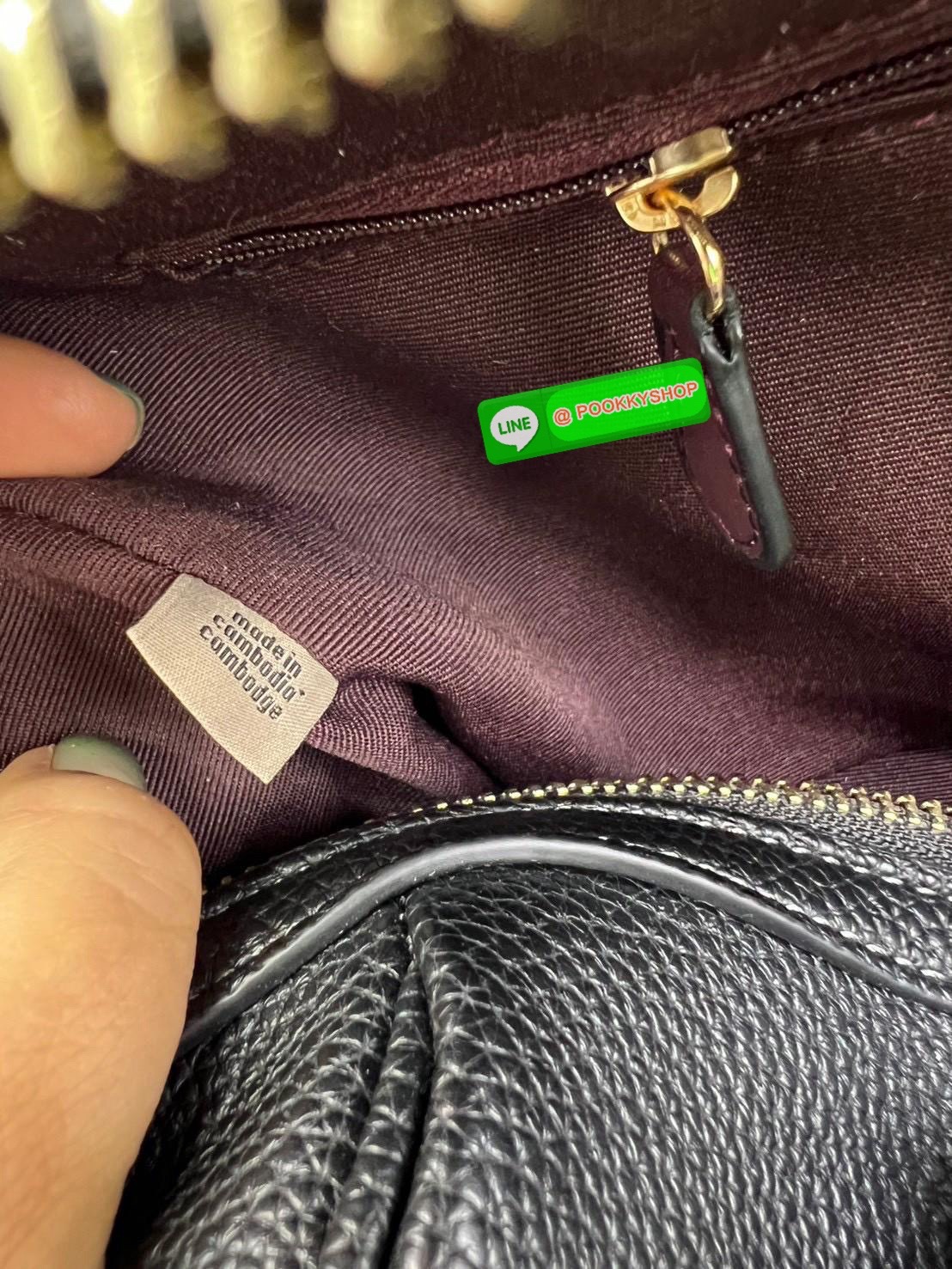 COACH ROWAN SATCHEL IN SIGNATURE CANVAS จุดเด่นของกระเป๋าทรงsatchel bag คือรูปทรงของกระเป๋าดูแข็งแรง มั่นคง ไม่เสียทรงง่าย มาพร้อมหูหิ้วที่ด้านบนของกระเป๋า ลายแคนวาสที่เป็นซิกเนเจอร์แบบเอกลักษณ์ ช่องใช้งานทุ้งภายในและภายนอก นอกจากนี้ กระเป๋าประเภทนี้ยังมี