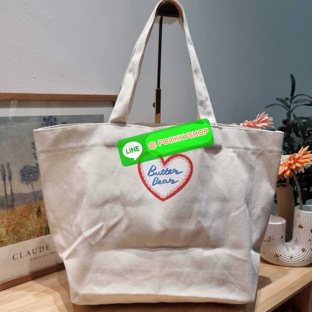 Gentlewoman x Butterbear tote bag 🔆 Details น่ารักเกินต้าน เป็นกระเป๋าที่เห็นแล้วใจฟูสุดๆ กระเป๋าโท้ทลายหมีเนยที่ตอนนี้กลายเป็นแรร์ไอเท็ม หายากสุดๆ รูปทรงคลาสสิค ภายในโล่งกว้างใส่ของได้เยอะมาก จะใช้เป็น everyday bag ก็ได้ พกไปต่างจังหวัดก็เหมาะ หร