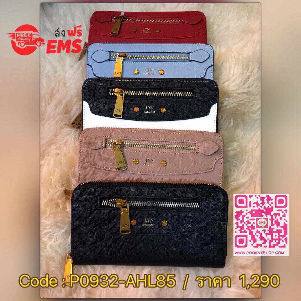 LYN Long Wallet กระเป๋าสตางค์ใบยาวซิปรอบรุ่นใหม่ล่าสุดวัสดุหนัง Saffiano สวยหรูสไตล์ PRADA ด้านหน้ามีโลโก้และช่องซิปใช้งานได้จริง ภายในมีช่องซิปสำหรับใส่เหรียญ, มือถือ iphone และช่องใส่บัตรหลายช่อง หัวซิปปั้มโลโก้แบรนด์ มาพร้อมป้าย Tag เเละถุงผ้ากันฝุ่น L