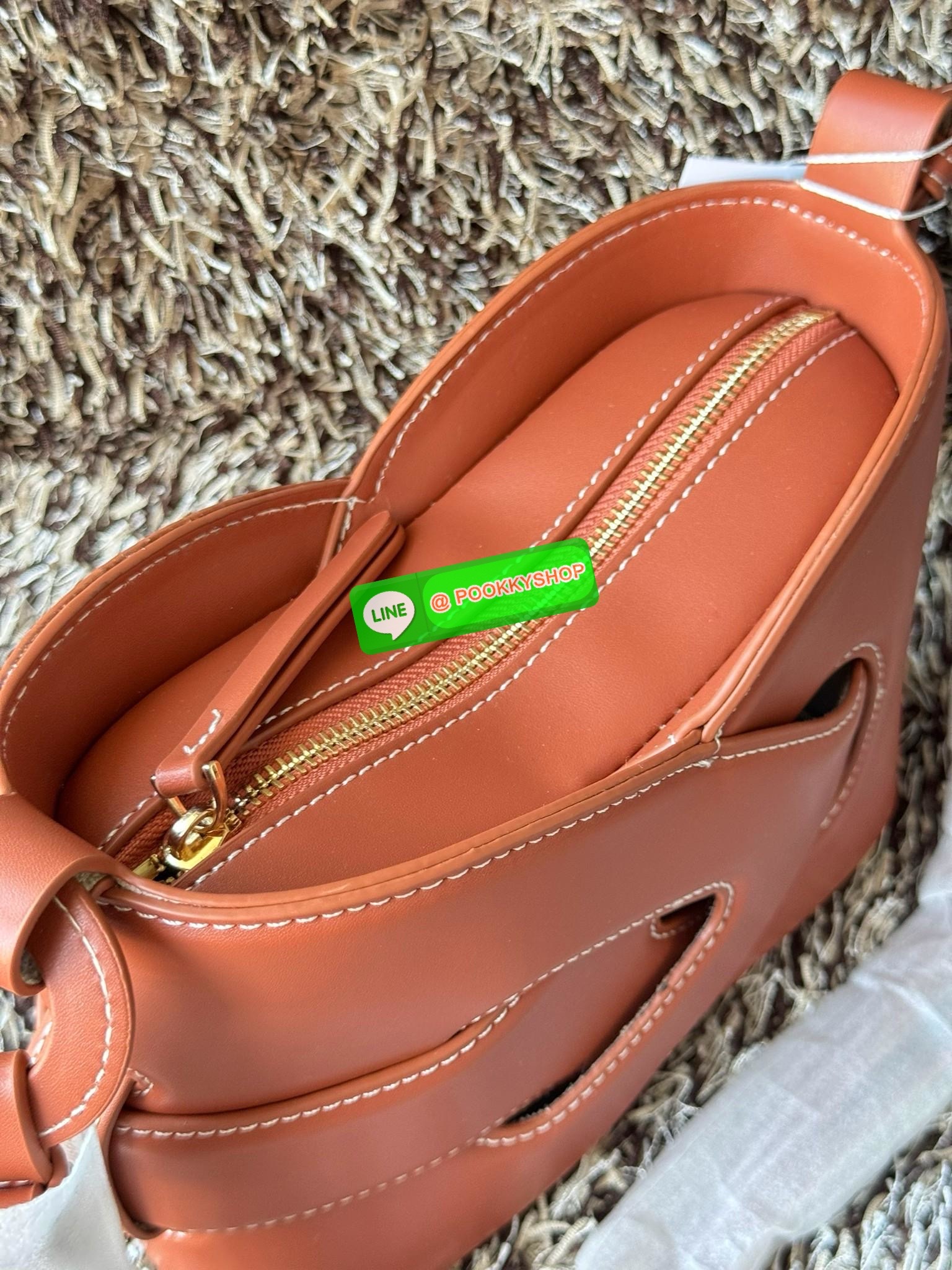 💕 Polene Nodde EDITION SMOOTH ใครที่อยากได้กระเป๋าเรียบๆ แต่ดูมีอะไร ขอแนะนำรุ่น Nodde หิ้วแล้วสวยแบบ Quiet Luxury โลโก้แบรนด์ถูกปั๊มไว้บริเวณด้านล่างของกระเป๋าอย่างประณีตจนแทบสังเกตไม่เห็น ฐานกระเป๋าถูกออกแบบมาให้เนียนเรียบ ปราศจากหมุด ในขณะที่ด้
