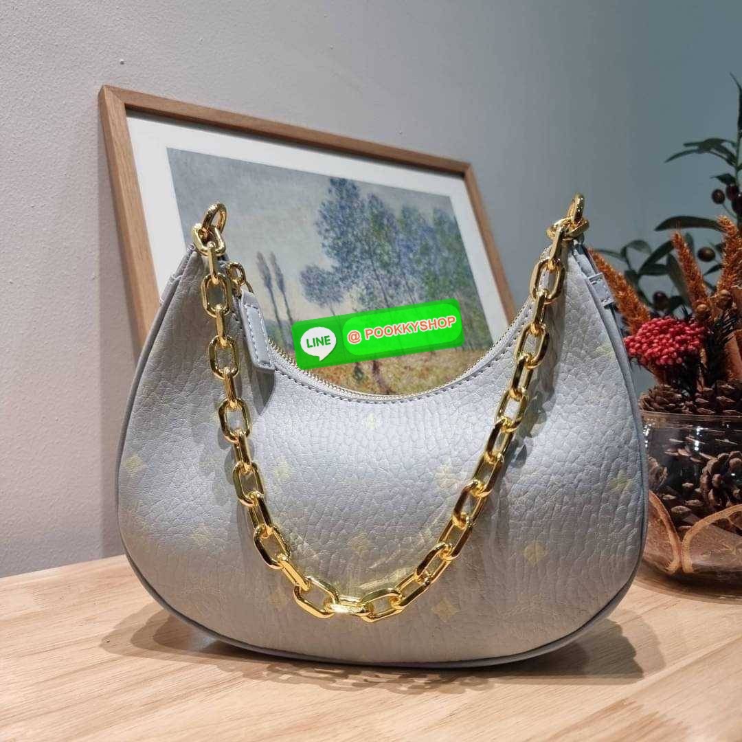 MCM AREN CRESCENT HOBO IN VISETOS ใหม่ล่าสุดก่อนใคร สวยได้ไม่ต้องรอ กับคอลใหม่ลุคลูกคุณ รูปทรง half moon ยอดฮิต ตอบโจทย์ได้ทุกลุค ทุกไลฟ์สไตล์ ใช้งานได้ง่ายคล่องตัว กับกระเป๋าสะพายข้าง ที่มาพร้อมสายโซ่คล้องด้านหน้า และสายหนังครอสบอดี้ ปรับเปลี่ยนการใช้งาน