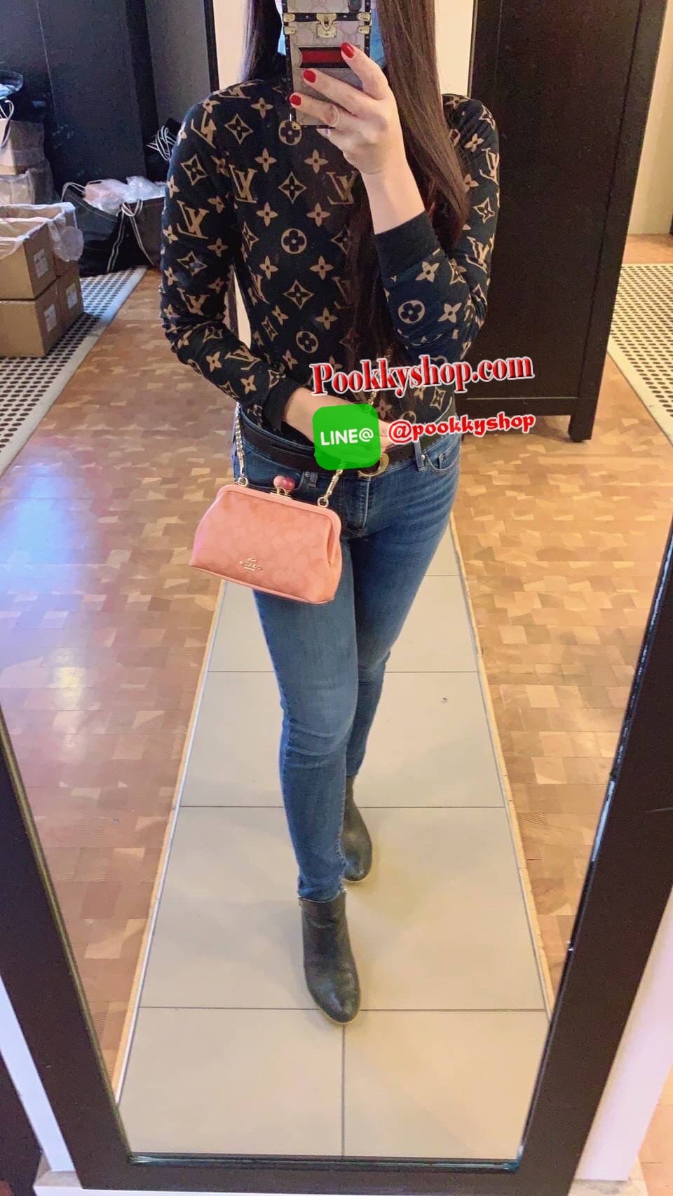 กระเป๋าสะพายข้าง COACH C1452 NORA KISSLOCK CROSSBODY IN SIGNATURE CANVAS(IMRZH) วัสดุ Signature coated canvas and smooth leather ด้านในกระเป๋ามีช่องใส่ของเอนกประสงค์ สายคล้องกระเป๋าแบบถอดได้ 22 3/4 "สำหรับสะพายไหล่หรือสะพายข้าง