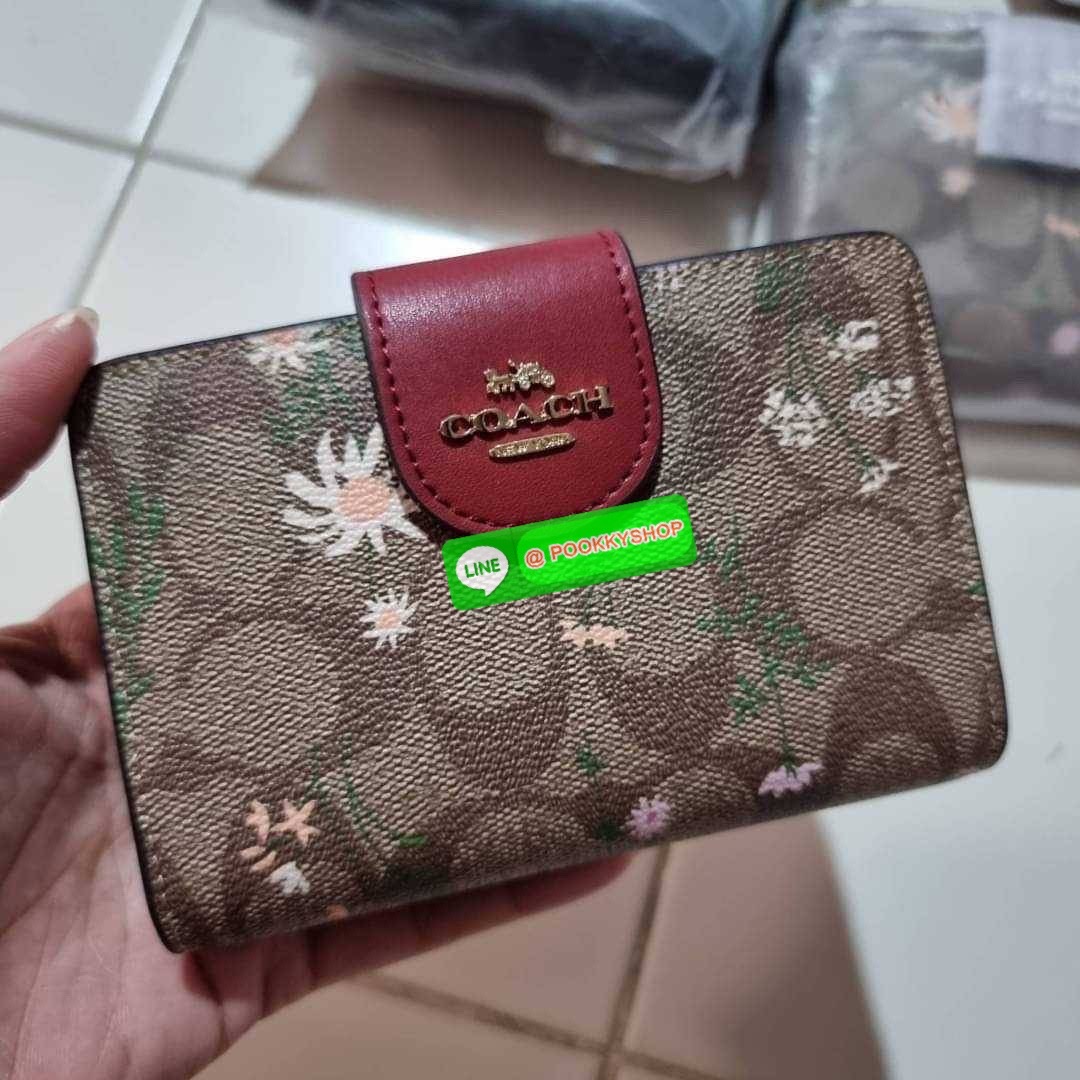 COACH C8730 MEDIUM CORNER ZIP WALLET IN SIGNATURE CANVAS WITH WILDFLOWER PRINT คอลเลคชั่นใหม่ กระเป๋าสตางค์ใบกลาง ดีไซน์ใหม่ สุดหรู คละลายพริ้นท์เต็มใบ น่าใช้ไปอีก วัสดุหนังแคนวาสเคลือบลาย ภายในมีช่องใส่บัตร ใส่ธนบัตรได้ครบ และมีช่องซิปแยก ใบจริงสวยมากๆ แ