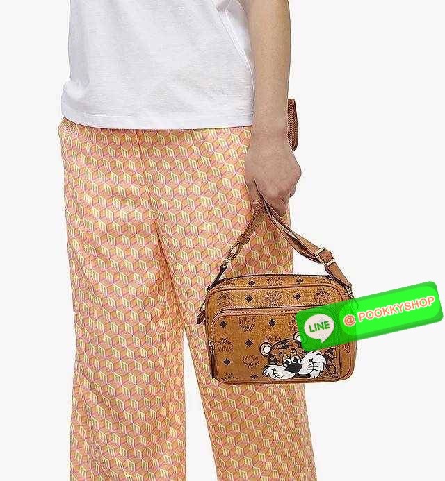 MCM KLASSIK CROSSBODY IN NEW YEAR TIGER VISETOS ใหม่ล่าสุด คอลเลคชั่นรับปีเสือ ของมันต้องมี กระเป๋าสะพายข้างทรงครอสบอดี้ โดดเด่นด้วยลายพริ้นท์น้องเสือคมสวย รุ่นนี้หนุ่มๆหรือสาวๆก็สะพายได้น้า ขนาดกำลังดี วัสดุหนังแคนวาสคุณภาพดี มีช่องหลัก 2 ช่อง เปิด-ปิดด้