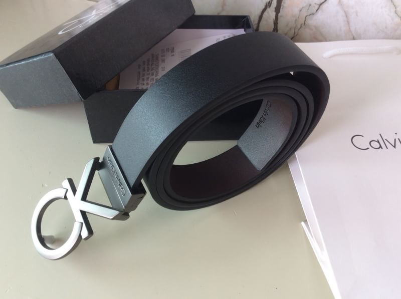 Calvin Klein Real leather เข็มขัดผู้ชาย Calvin Klein Real leather หนังแท้ หัวเข็มขัดตัวอักษรแบรนด์ CK ดูเก๋มีสไตล์ New item! ชุดของขวัญสำหรับคุณผู้ชาย เข็มขัด ที่ใครหลายคนรอคอย ดีไซน์เรียบหรู ตามแบบฉบับของCKเลยคะ จะ ซื้อเป็นของขวัญ ของฝาก ปีใหม่ ดีเลิศค่า
