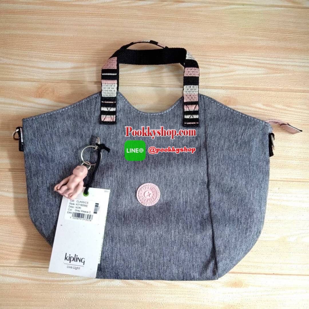 KILING NORI Handbag & Shoulder bag กระเป๋าถือหรือสะพายขนาดกลาง ทำจากวัสดุ ผ้า Nylonเคลือบ+Polyester น้ำหนักเบา จุดเด่นที่ช่องหลักมีขนาดใหญ่ พร้อมช่องซิปแยกย่อย สามารถใส่สัมภาระได้เยอะ มาพร้อมสายสะพายยาว สามารถปรับระดับได้ตามความต้องการ มีพวงกุญแจลิงห้อยตา