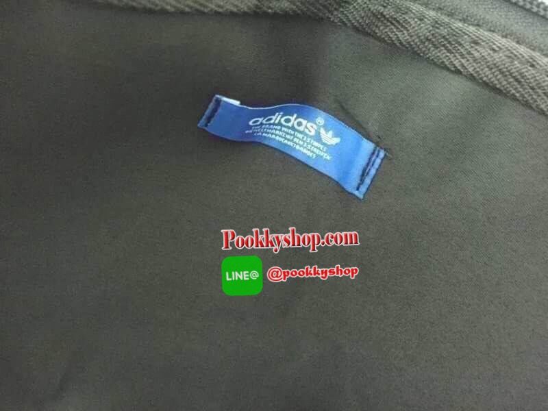 Brand : Adidas 3D Detail : กระเป๋า adidas 3D แบบครัช สามารถใส่ I-Pad mini ได้สบาย ใส่ของได้เยอะ ภายในกว้าง ถือไปไหนสะดวก ราคาพอเหมาะ เวลามืดถือแล้วเก๋ไม่เหมือนใคร