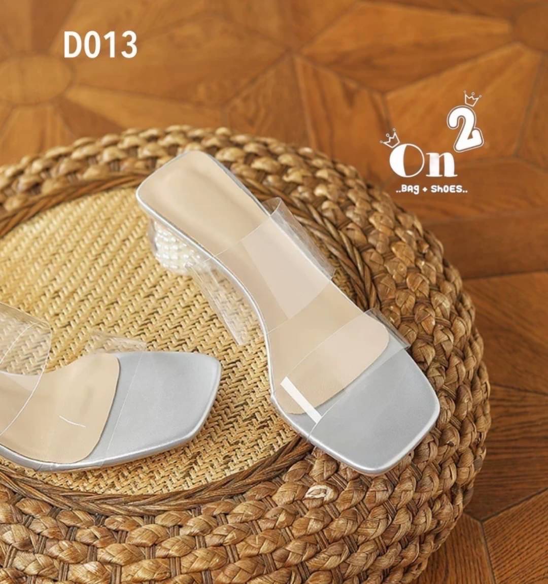 รองเท้าส้นสูงส้นแก้วกลมด้านในประดับมุก ด้านหน้าสวมpvc ใสคาดคู่ งานนิ่มใส่สบายไม่บาดเท้าค่ะ ทรงสวยดูดีใส่เข้ากับชุดได้ง่ายมี2สีให้เลือกค่ะ