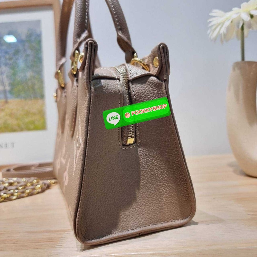 🔆 Model LV on the go east west 🔆 Details ใหม่ล่าสุด ดีไซน์กะทัดรัด กับกระเป๋าทรงโท้ทที่ใครเห็นต้องเป็นคลั่งรัก ยอดฮิต คลาสสิค ผู้ดี หรูหราได้ทุกลุค ทุกสไตล์ มาพร้อมหูจับในตัว คล้องแขน คล้องไหล่ก็ดูแพง หรือจะเกี่ยวสายครอสสะพายข้างก็อัพลุคได