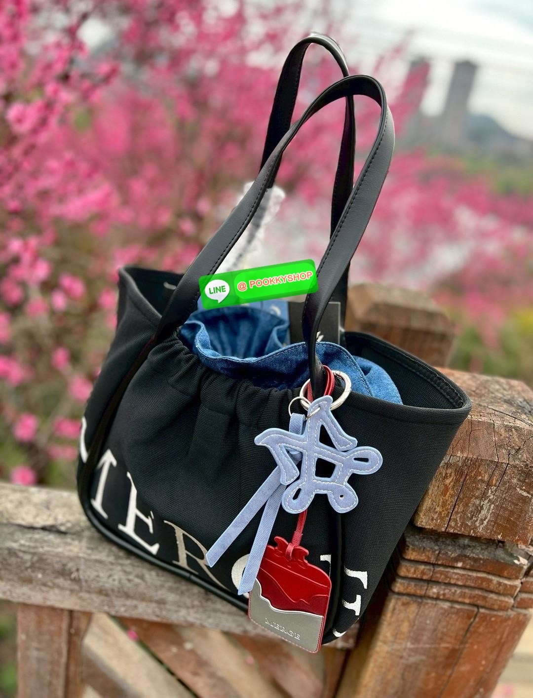 MERGE A DAY MEDIUM BAG 🔖พร้อมส่ง! กระเป๋าหิ้วหรือคล้องไหล่ ทรงสวย วัสดุผ้าทอเทคนิค Flyknit อย่างดี แต่มีน้ำหนักเบา หูหิ้วแบบหนังมีความแข็งแรงในการใช้งานค่ะ ภายในโล่งกว้าง ใส่สัมภาระได้เยอะค่ะ