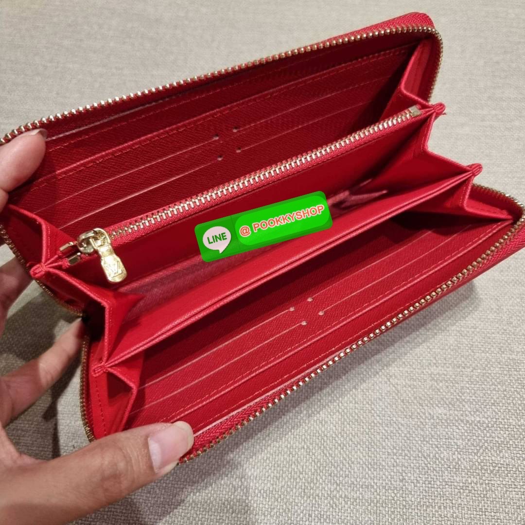 NEW IN!! LV long zip wallet with gwp กระเป๋าสตางค์พรีเมี่ยมกิ๊ฟ ดีไซน์ล่าสุด หนังแก้ววิบวับ หรูหรามาก ใบยาวขนาดกำลังเหมาะมือ ถือแล้วขับผิว ถือออกงานก็คือเลิศ วัสดุหนังแก้วเคลือบผิวกลิตเตอร์ เล่นกับแสงสวยมาก เปิด-ปิดด้วยซิปรอบ ภายในมีช่องใส่บัตรเยอะมาก มีช